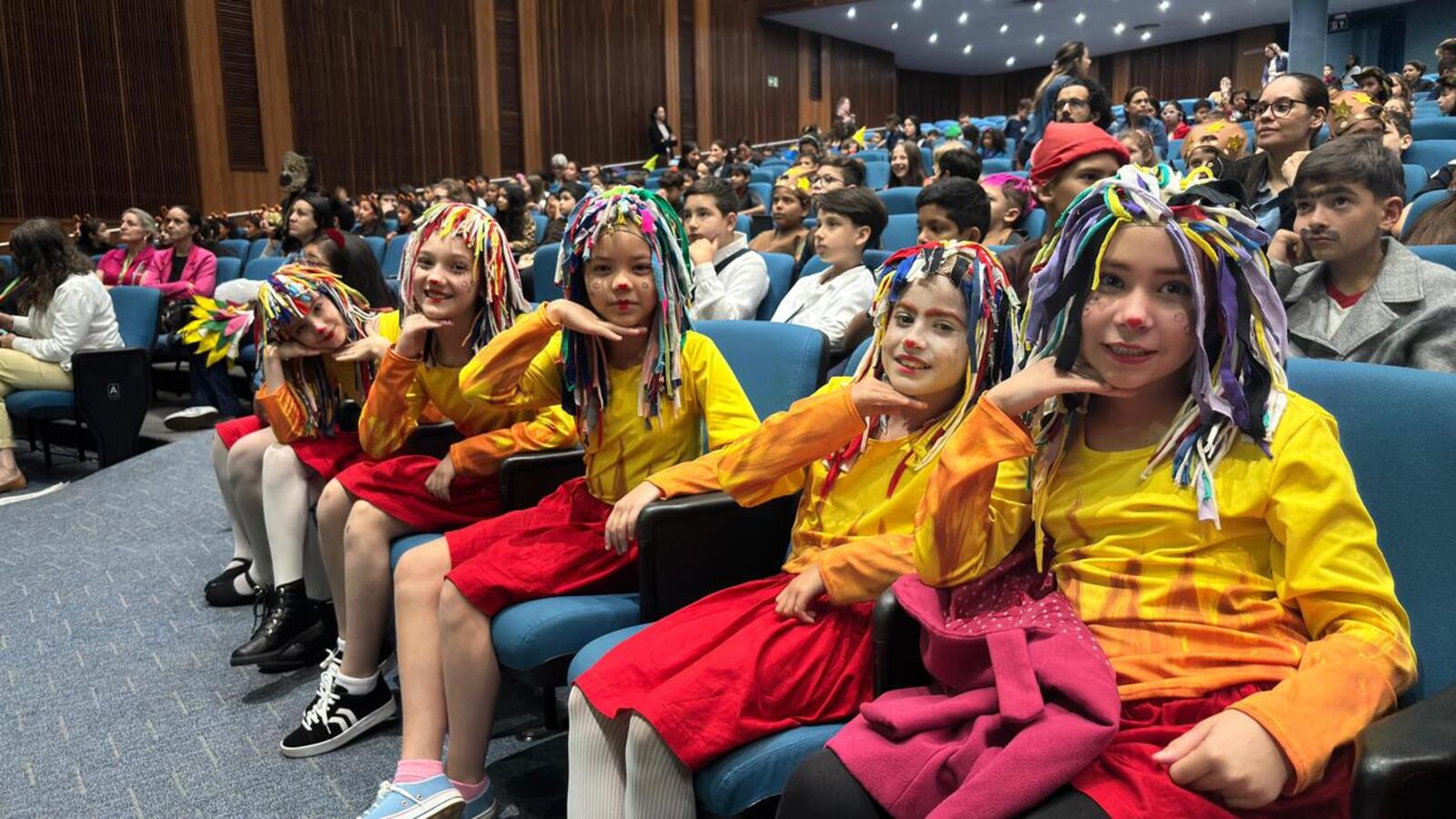 Evento promovido pela Secretaria da Educação reuniu centenas de estudantes e destacou o ensino de inglês e o programa Ler é Legal