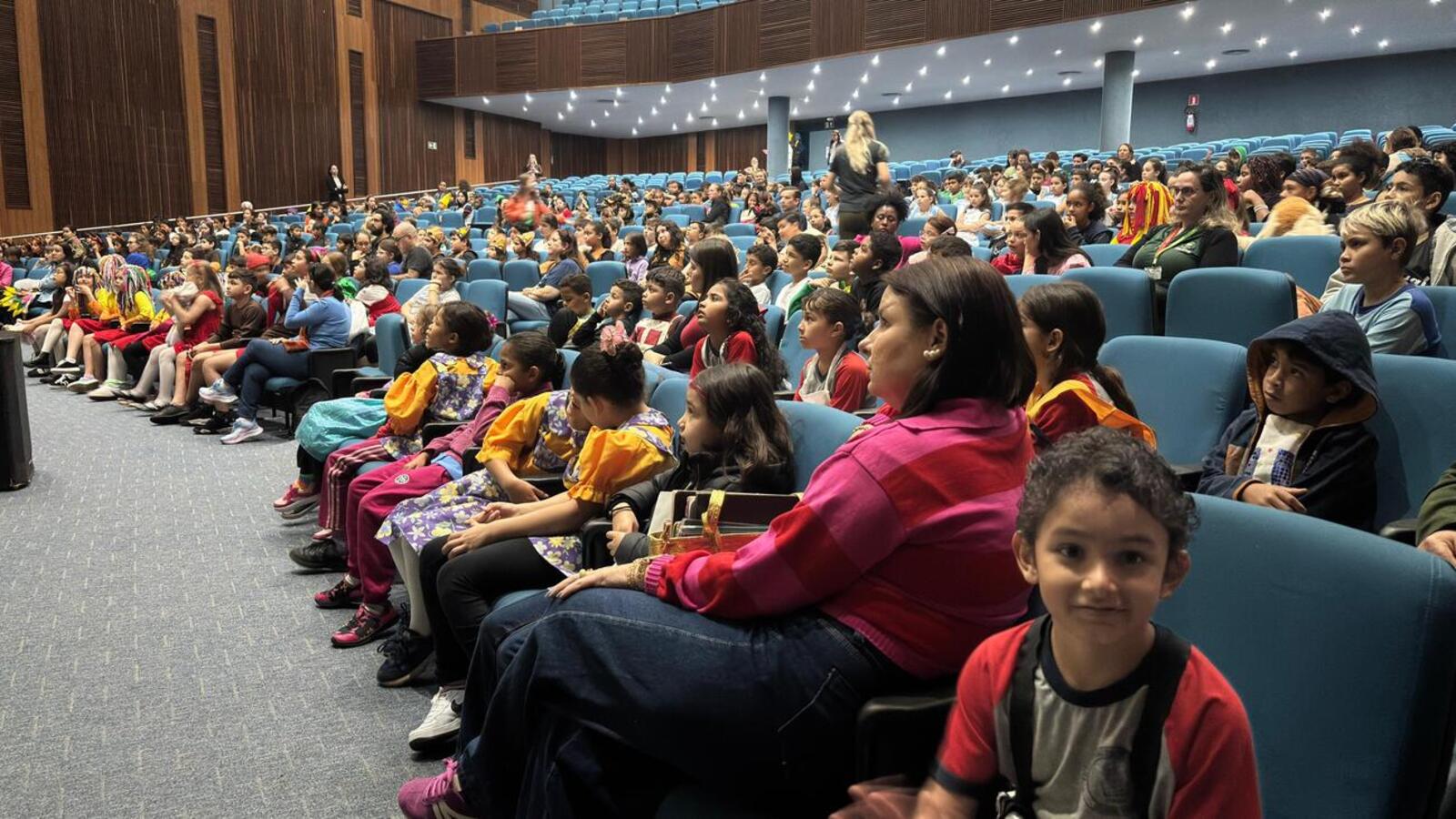 Evento promovido pela Secretaria da Educação reuniu centenas de estudantes e destacou o ensino de inglês e o programa Ler é Legal