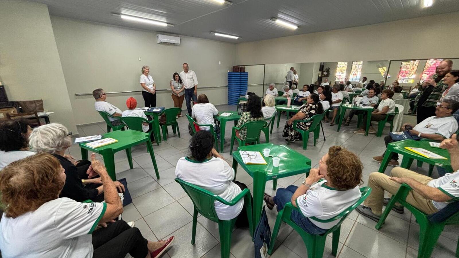 Iniciativa promove envelhecimento ativo, convivência e acesso a informações; formandos poderão atuar como monitores protagonistas nas próximas turmas