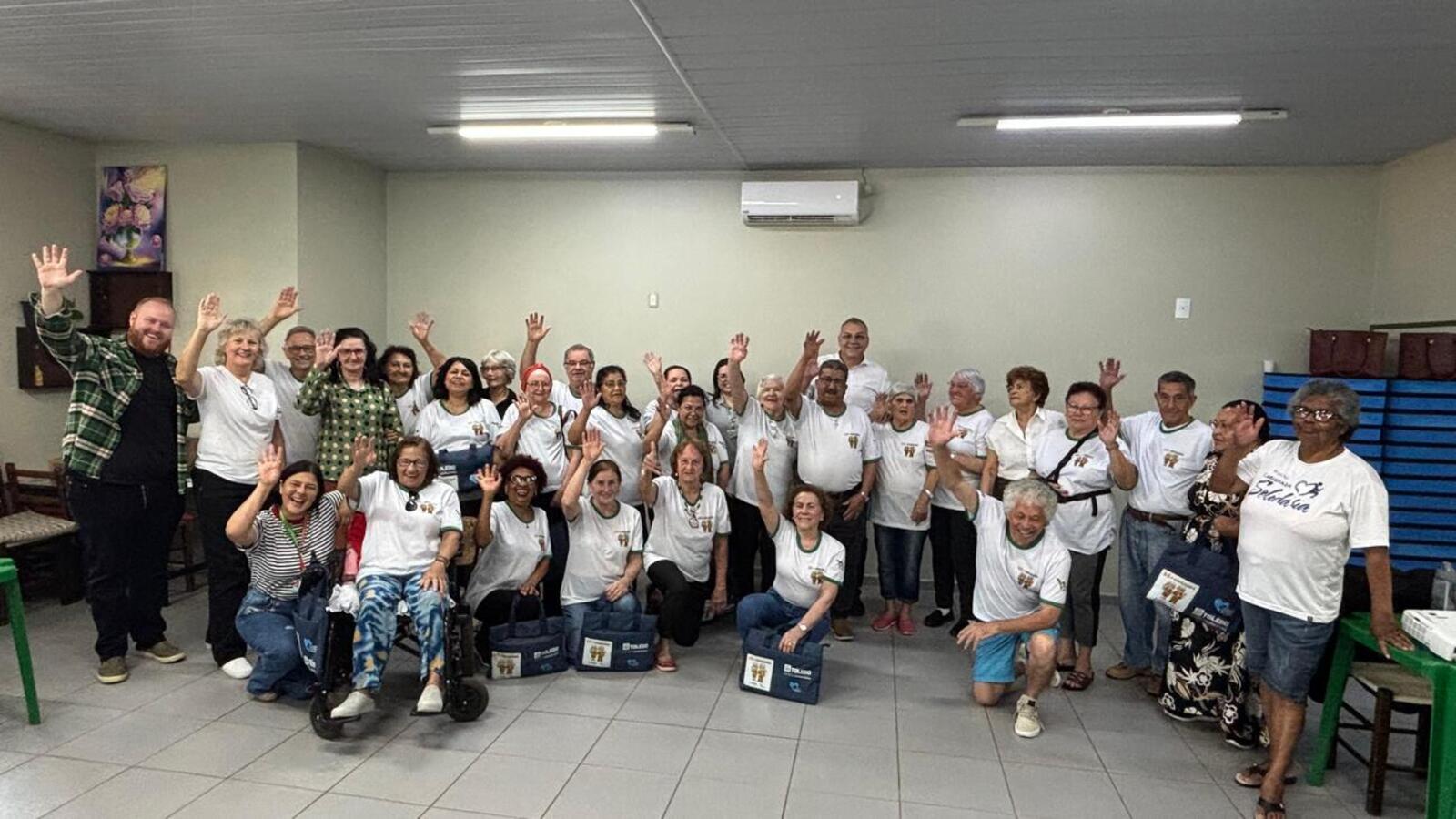 Iniciativa promove envelhecimento ativo, convivência e acesso a informações; formandos poderão atuar como monitores protagonistas nas próximas turmas