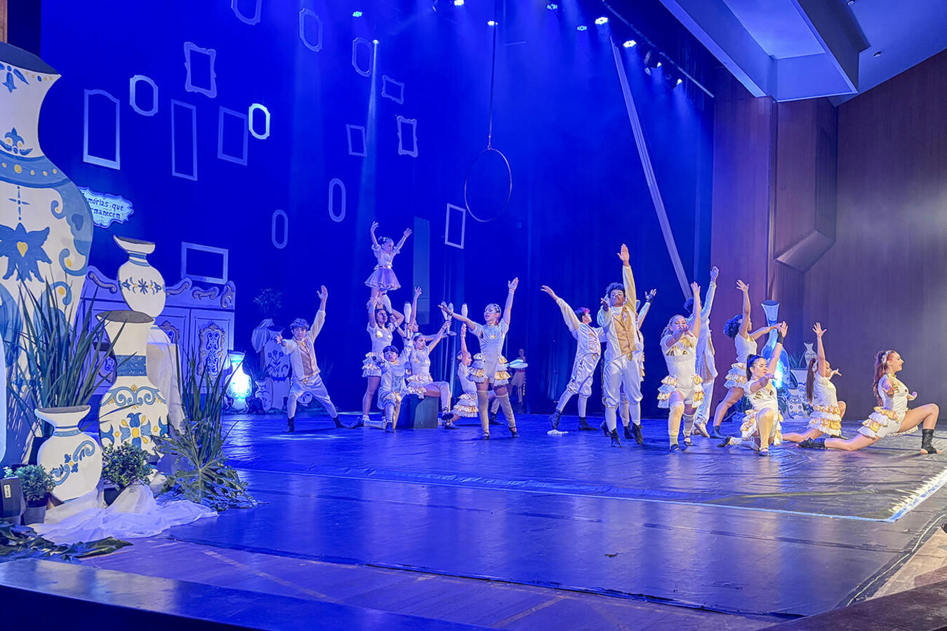 Espetáculo foi encenado esta terça (8); programação segue até sexta (11), no Teatro Municipal, com apresentações de grupos de várias cidades do Paraná