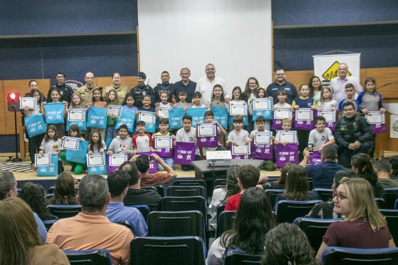 Reconhecimento a 39 alunos do 4º ano de 36 escolas municipais de Toledo ocorreu na manhã desta segunda-feira (21) em solenidade realizada no Auditório Acary Oliveira