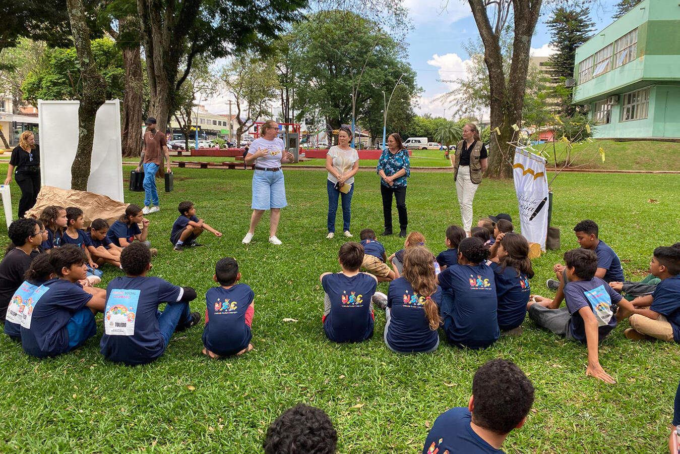 Denominado “Entre Árvores”, evento na tarde desta segunda (21) foi promovido por três secretarias municipais (Meio Ambiente, Educação e Cultura) com apoio do IAT