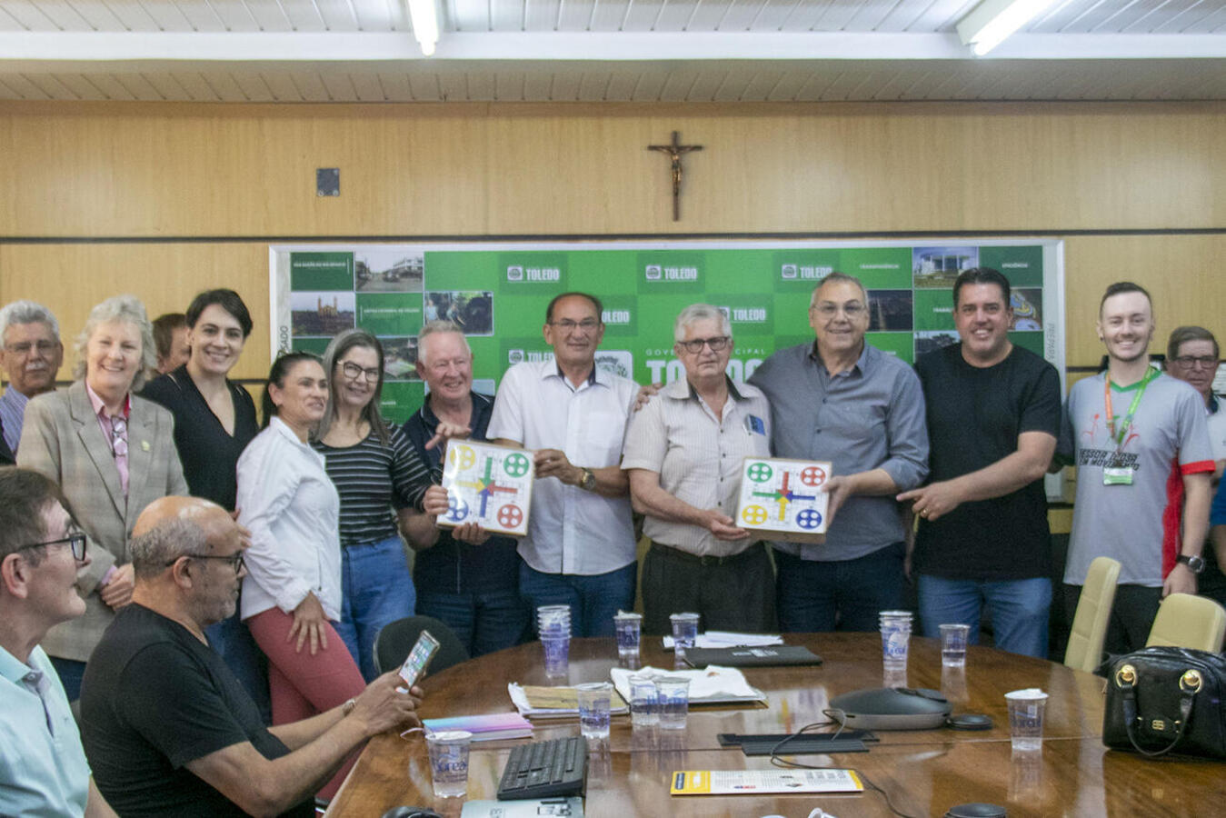 Grupos de Idosos de Toledo Recebem Kits de Jogos para Ampliar Lazer e Integração Comunitária
