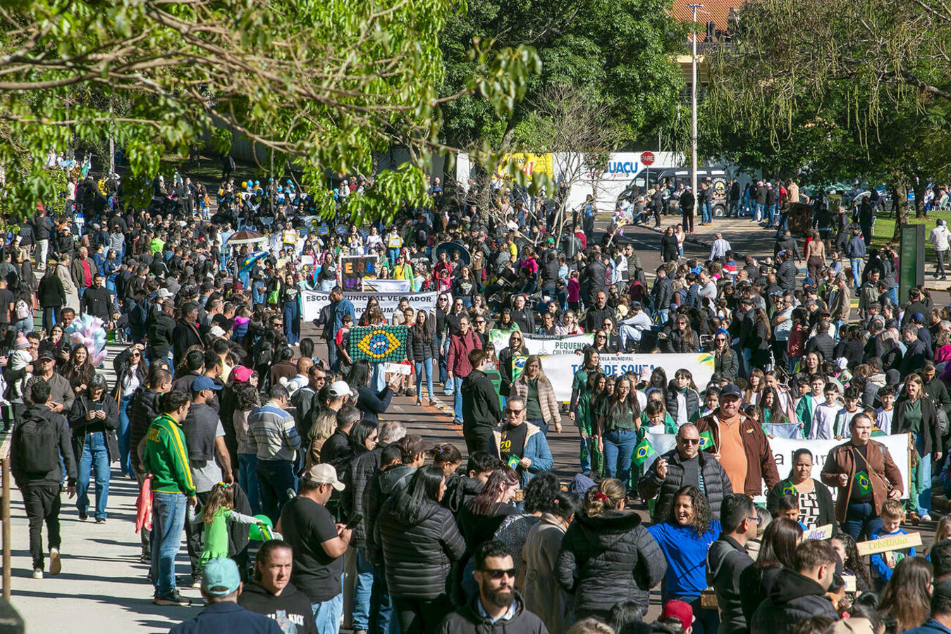 Programação nesta segunda reuniu instituições de ensino, forças de segurança e entidades da sociedade civil, em uma manhã dedicada à cidadania e ao civismo
