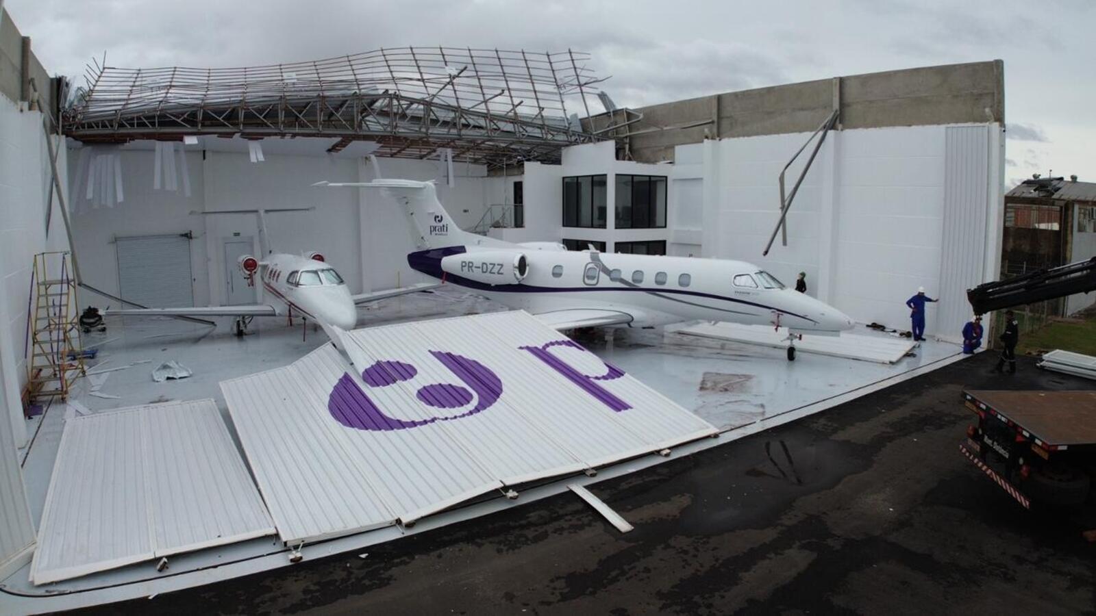 Hangares foram destruídos no aeroporto municipal e houve quedas de árvores, postes e fiação em localidades do interior e distritos