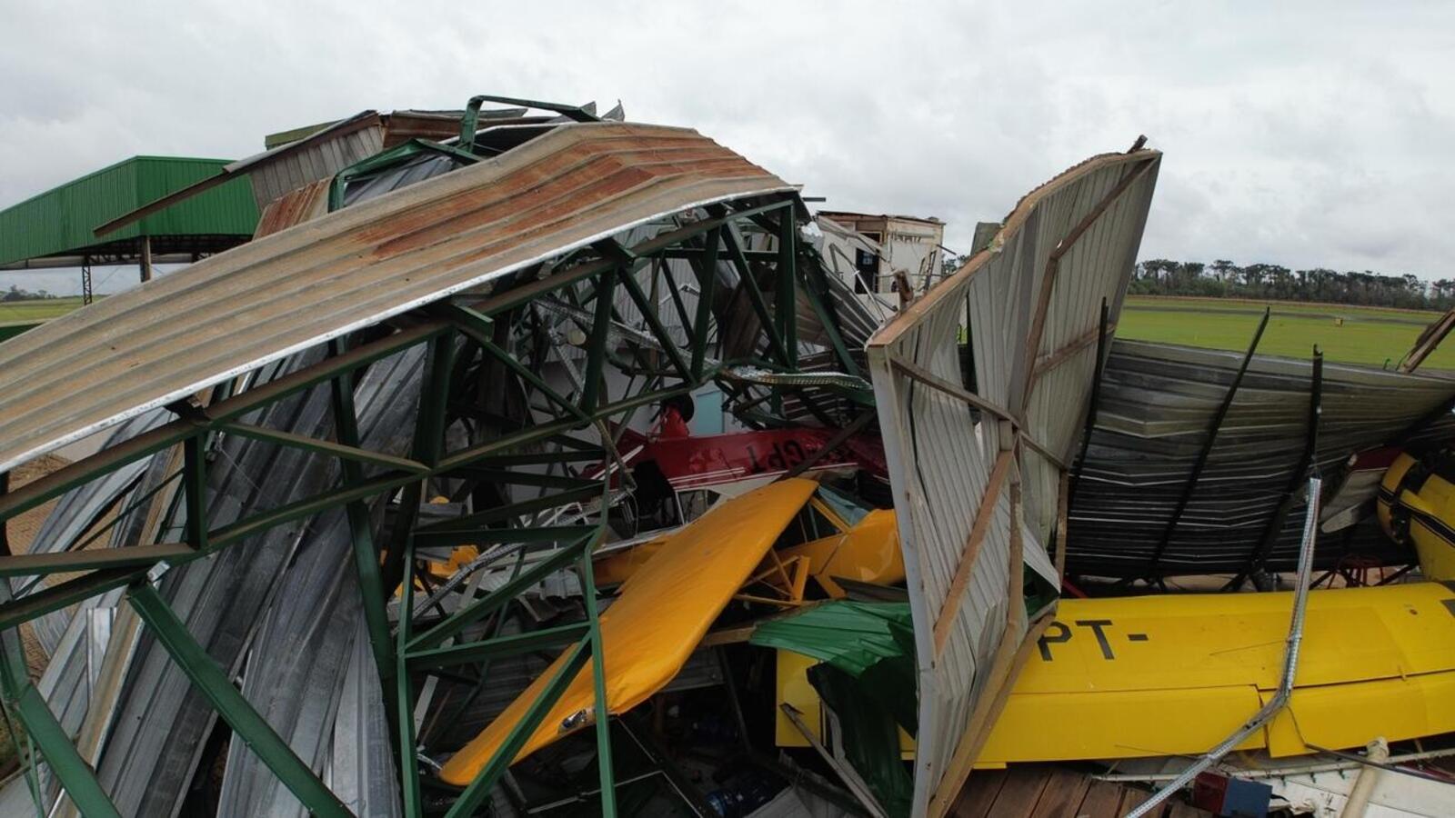 Hangares foram destruídos no aeroporto municipal e houve quedas de árvores, postes e fiação em localidades do interior e distritos