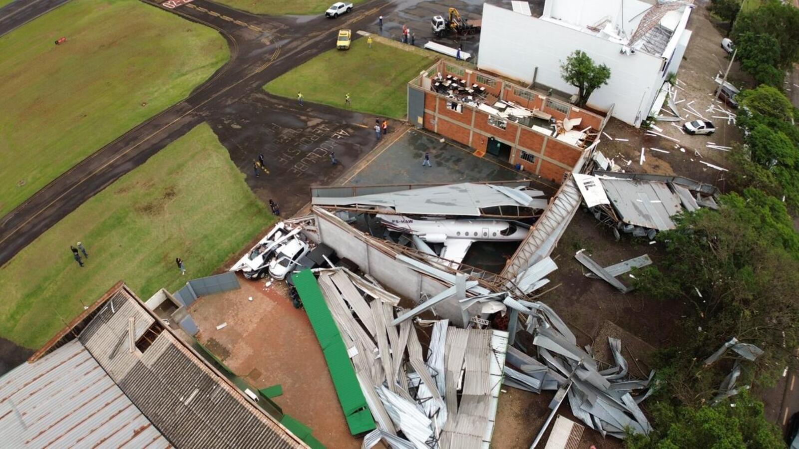 Hangares foram destruídos no aeroporto municipal e houve quedas de árvores, postes e fiação em localidades do interior e distritos