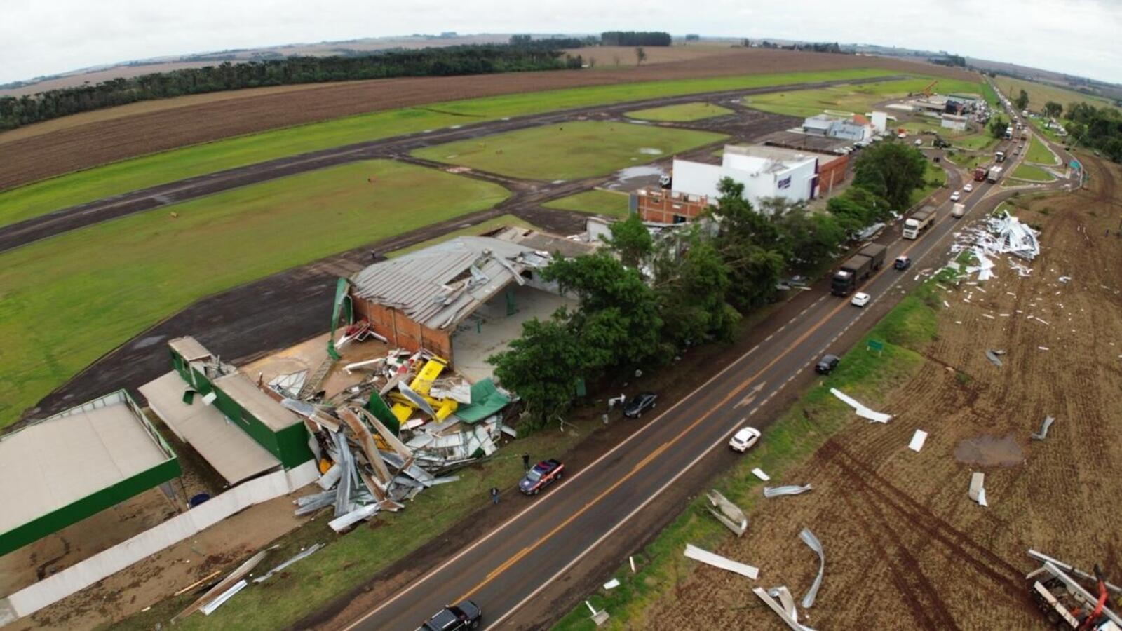 Hangares foram destruídos no aeroporto municipal e houve quedas de árvores, postes e fiação em localidades do interior e distritos
