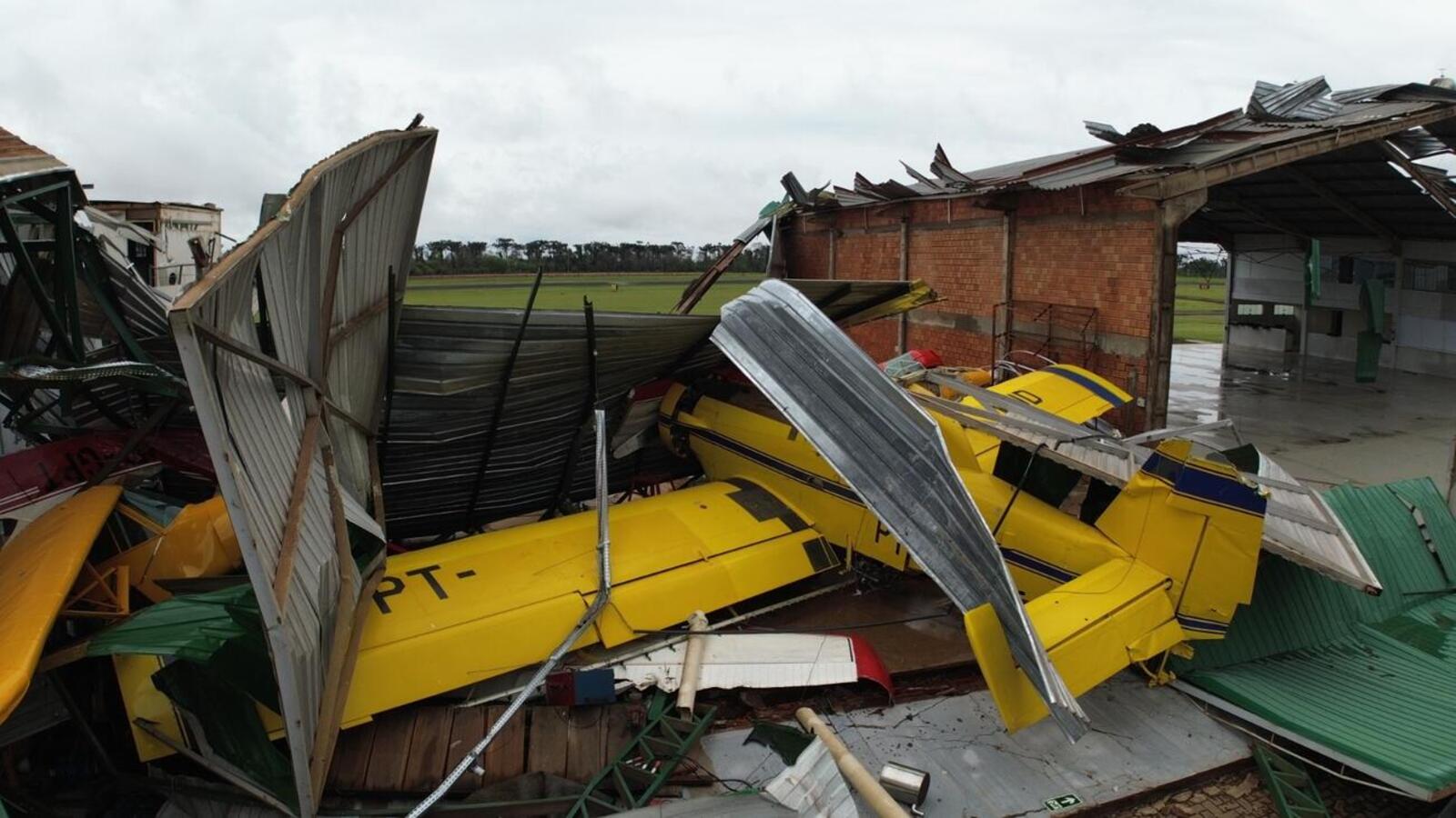 Hangares foram destruídos no aeroporto municipal e houve quedas de árvores, postes e fiação em localidades do interior e distritos