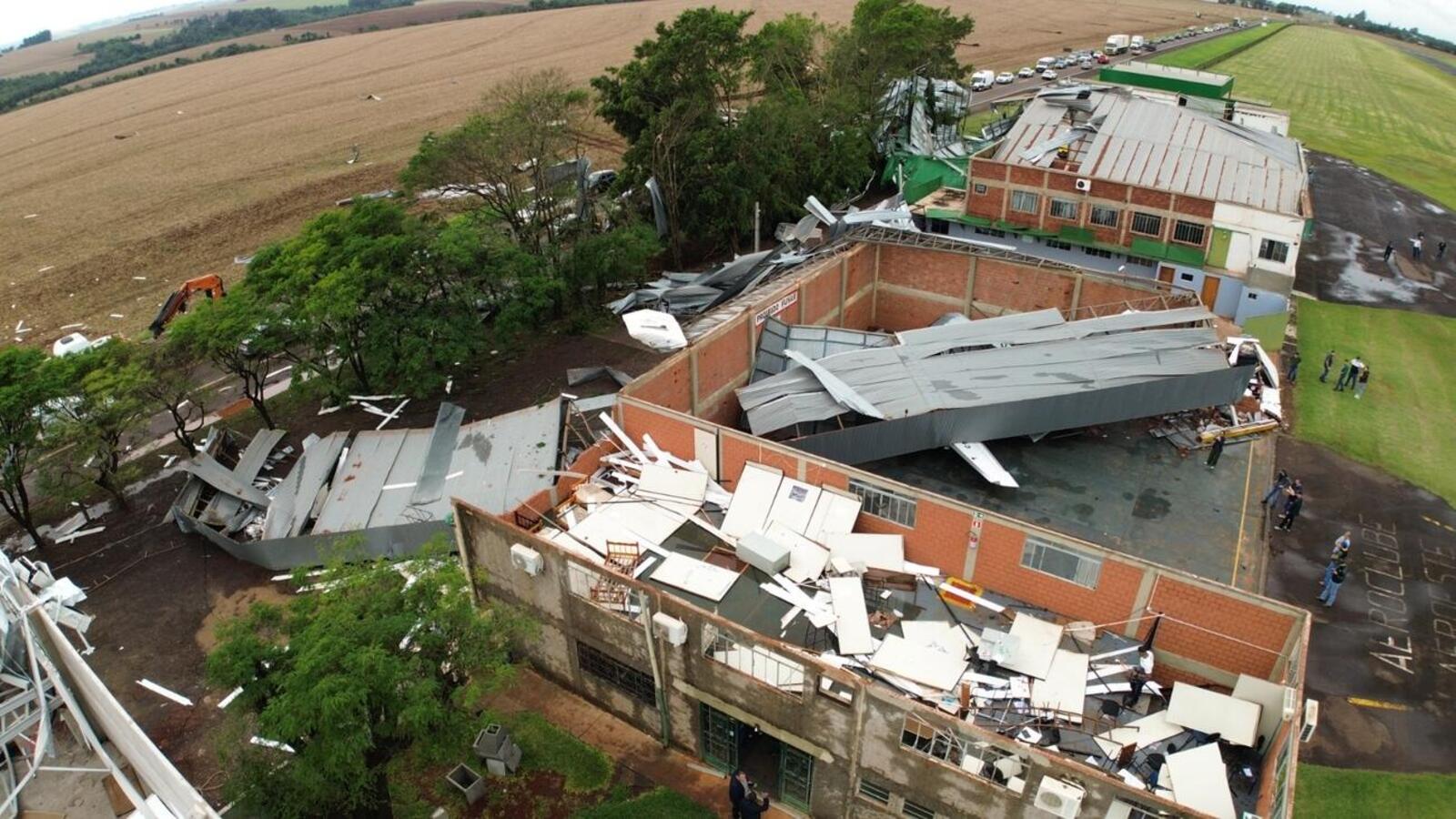 Hangares foram destruídos no aeroporto municipal e houve quedas de árvores, postes e fiação em localidades do interior e distritos