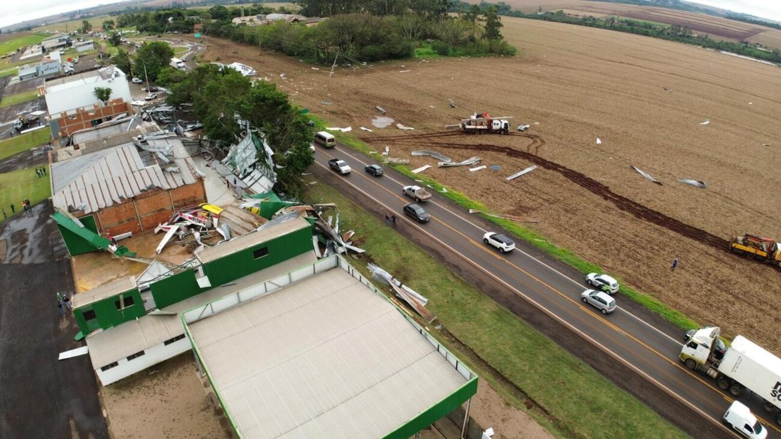Hangares foram destruídos no aeroporto municipal e houve quedas de árvores, postes e fiação em localidades do interior e distritos