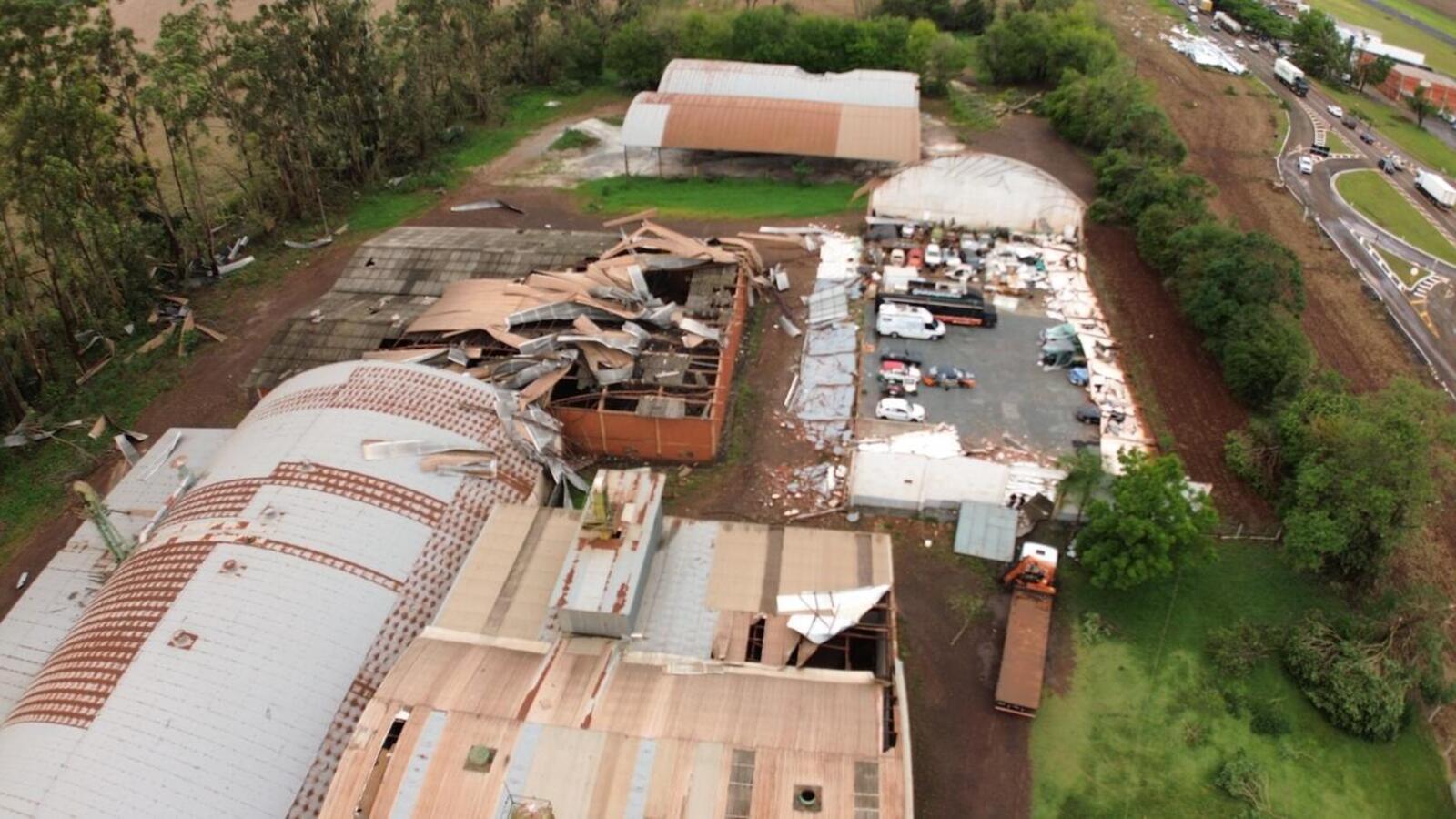 Hangares foram destruídos no aeroporto municipal e houve quedas de árvores, postes e fiação em localidades do interior e distritos