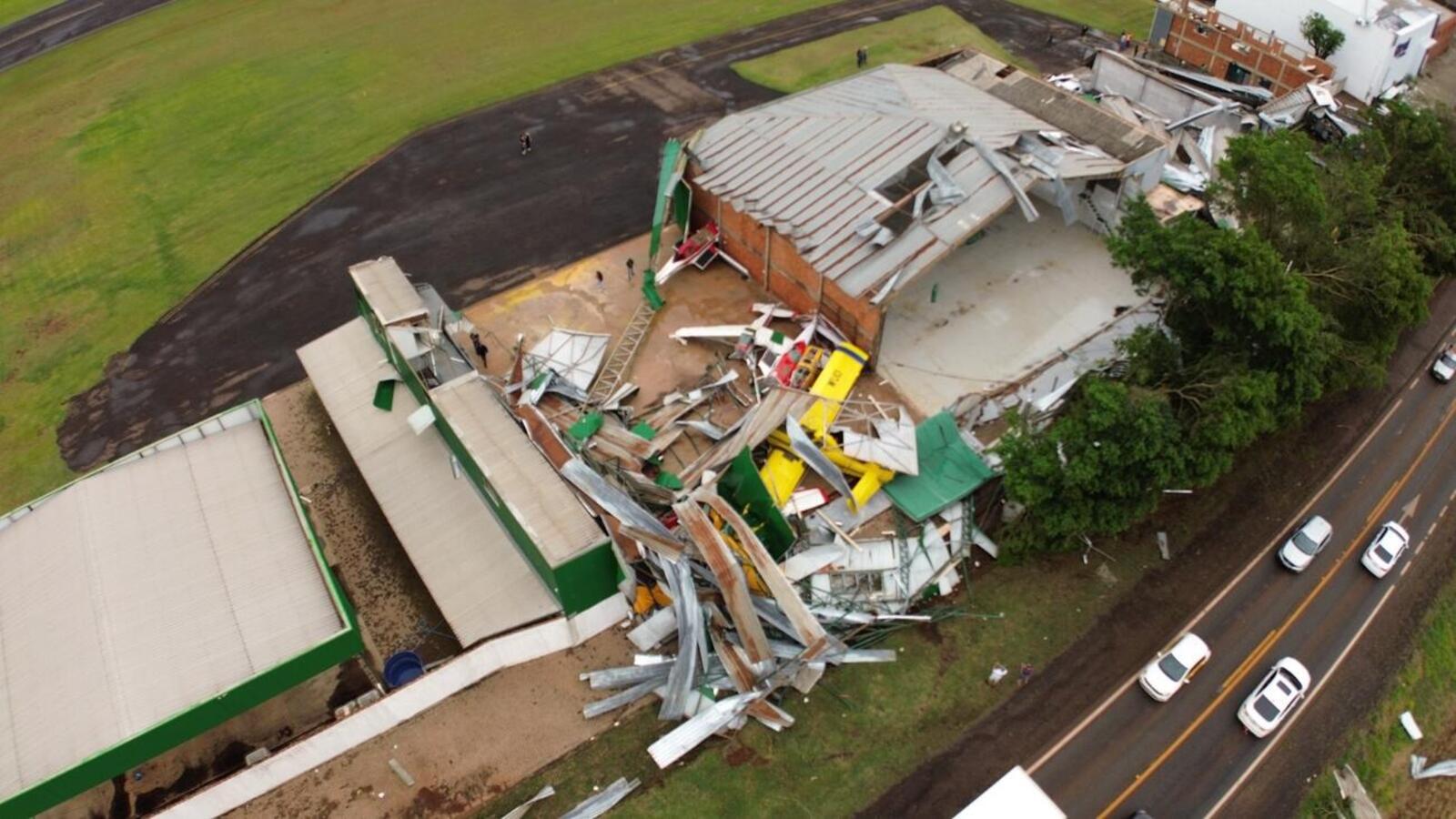 Hangares foram destruídos no aeroporto municipal e houve quedas de árvores, postes e fiação em localidades do interior e distritos