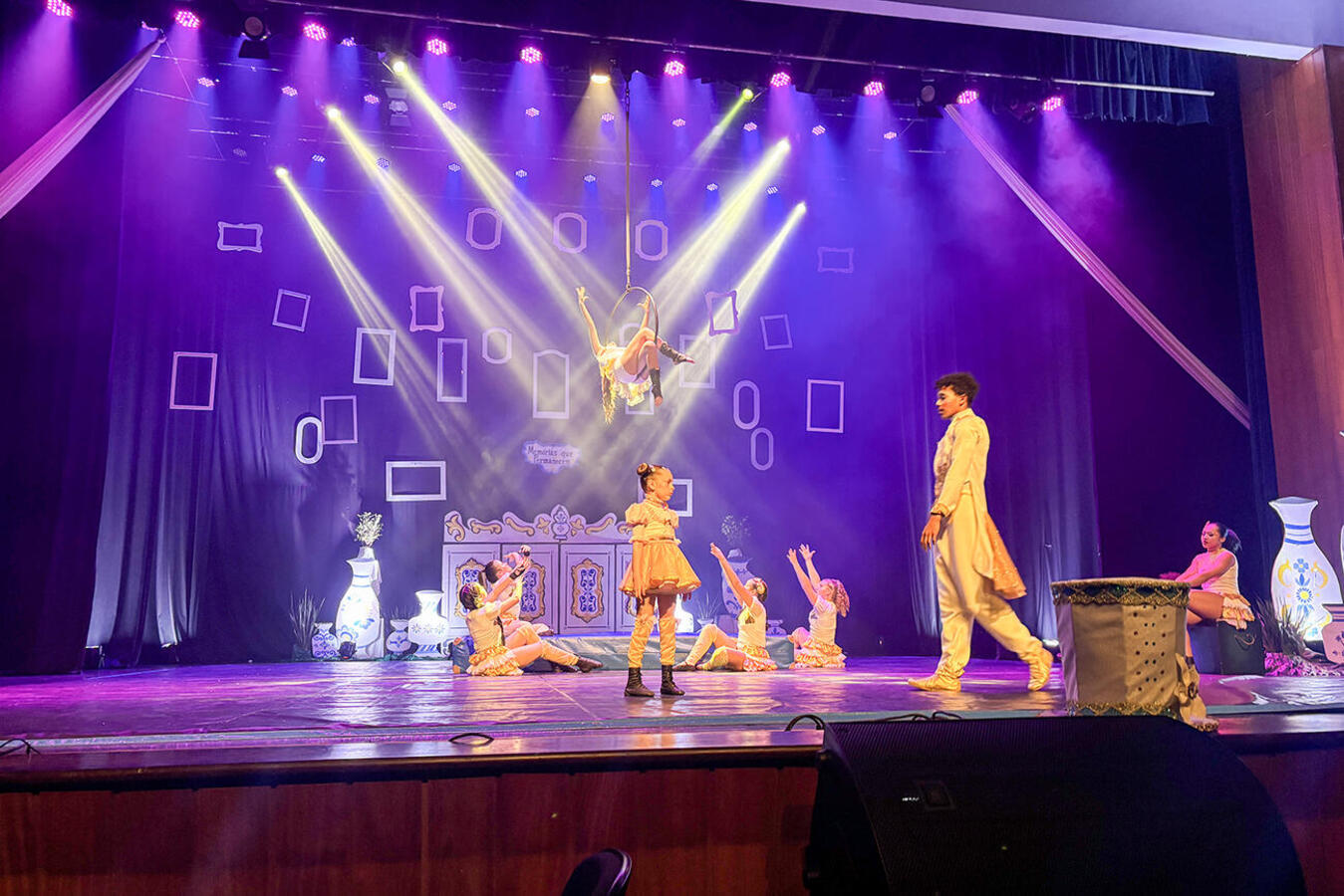 Espetáculo foi encenado esta terça (8); programação segue até sexta (11), no Teatro Municipal, com apresentações de grupos de várias cidades do Paraná