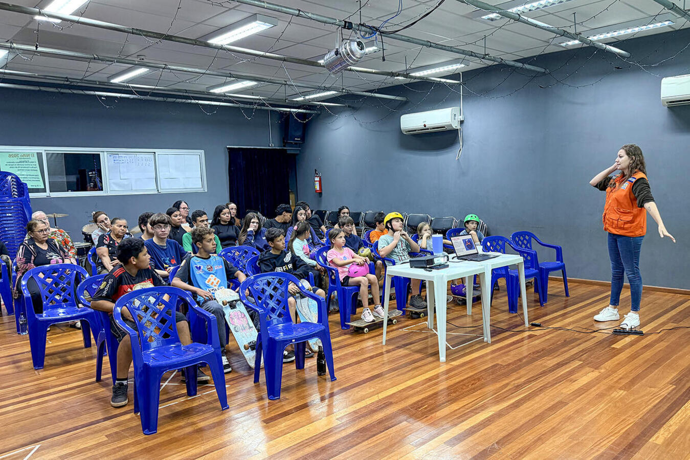 Coordenador e secretária do órgão orientaram moradores do Jardim Santa Clara IV e região sobre emergências climáticas em encontro realizado nesta quarta-feira (23)
