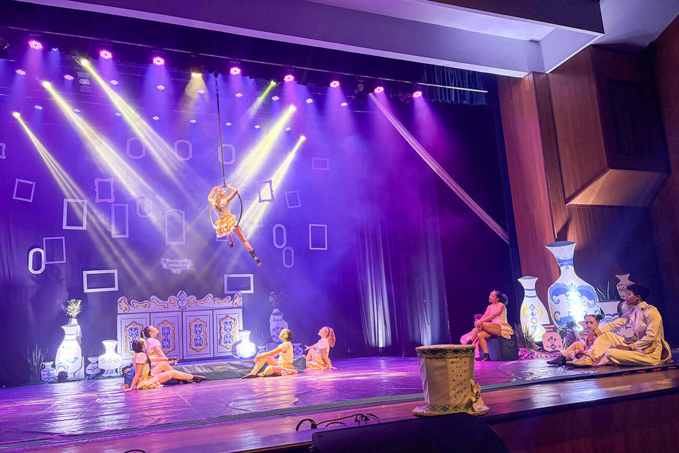 Espetáculo foi encenado esta terça (8); programação segue até sexta (11), no Teatro Municipal, com apresentações de grupos de várias cidades do Paraná