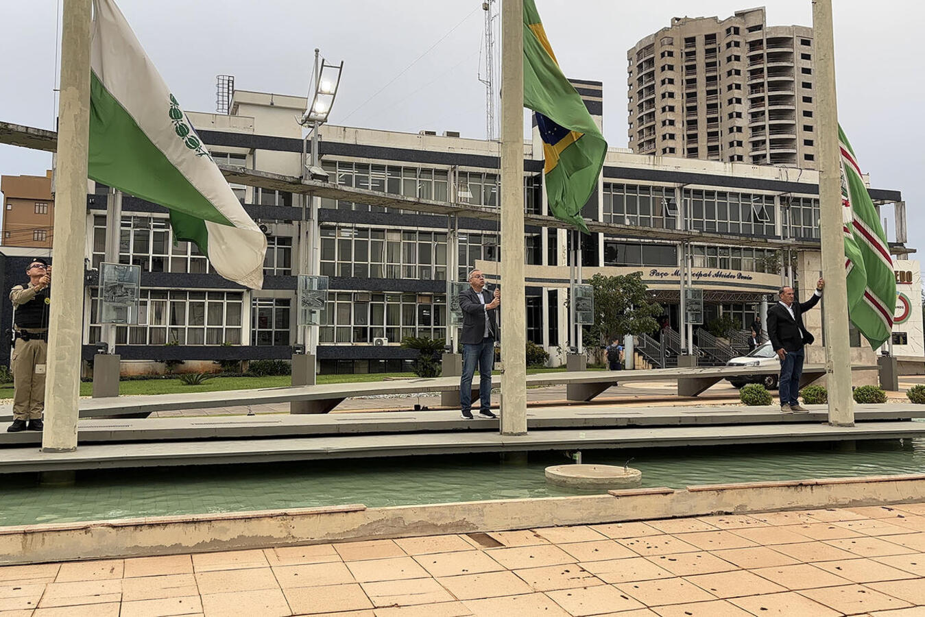 Início da programação cívica ocorreu na manhã desta terça (1º) em solenidade com execução do hino nacional, hasteamento de bandeiras e apresentação artística