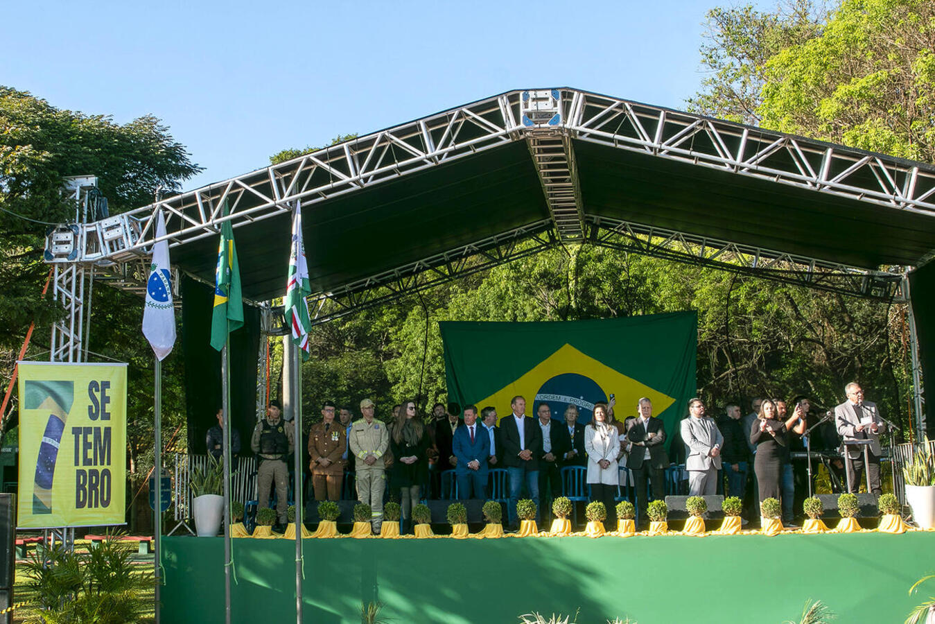 Programação nesta segunda reuniu instituições de ensino, forças de segurança e entidades da sociedade civil, em uma manhã dedicada à cidadania e ao civismo