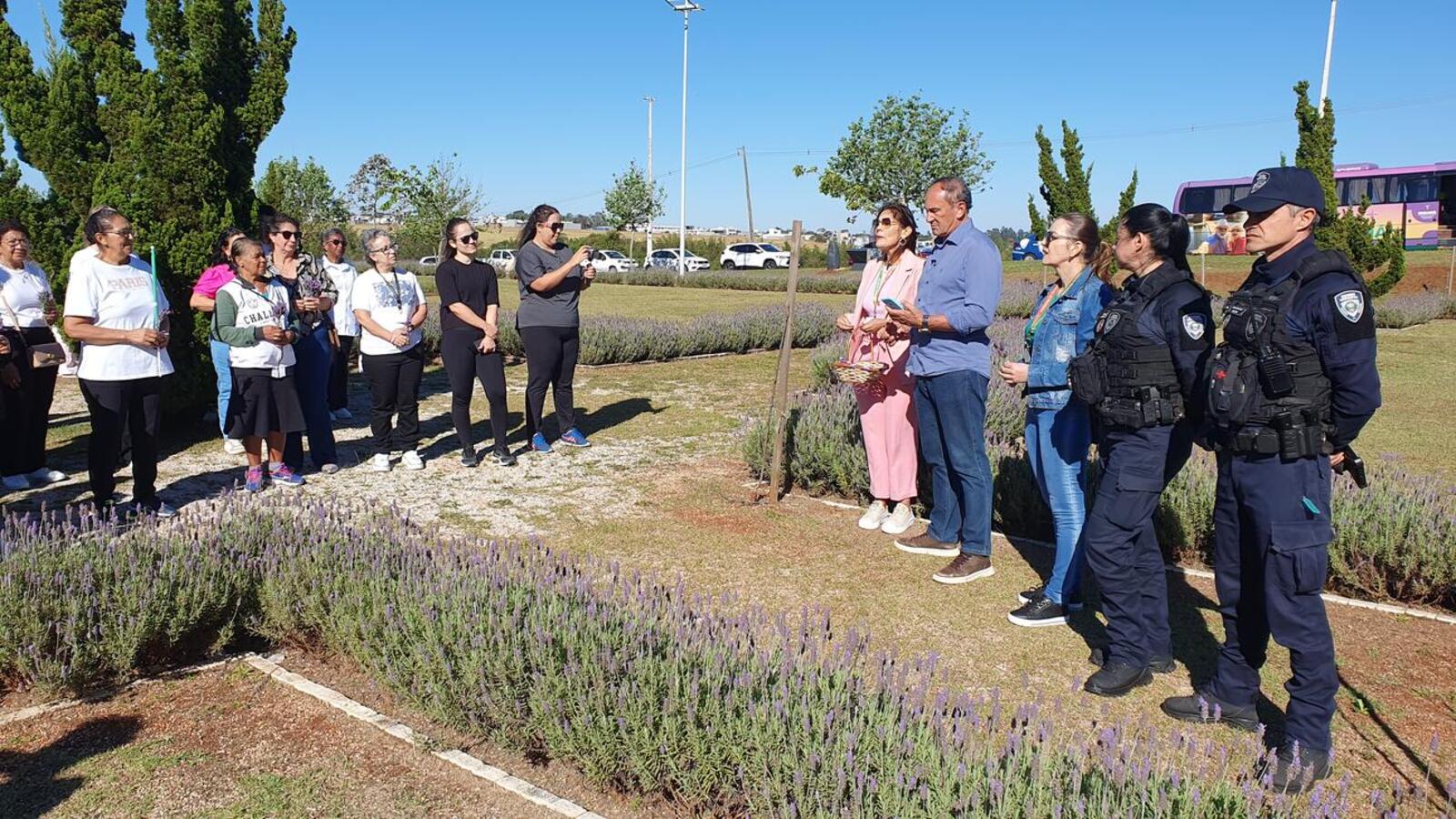 Ação reuniu participantes do Certi da Vila Pioneiro, do Conselho Municipal dos Direitos da Mulher, da Patrulha Maria da Penha e mulheres da comunidade em geral