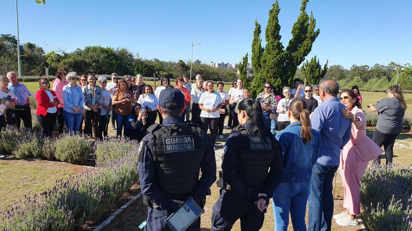 Ação reuniu participantes do Certi da Vila Pioneiro, do Conselho Municipal dos Direitos da Mulher, da Patrulha Maria da Penha e mulheres da comunidade em geral