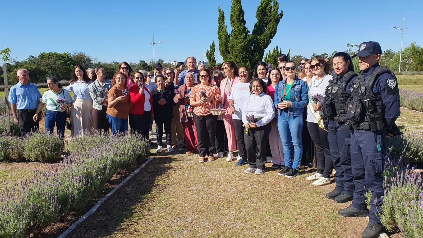 Ação reuniu participantes do Certi da Vila Pioneiro, do Conselho Municipal dos Direitos da Mulher, da Patrulha Maria da Penha e mulheres da comunidade em geral