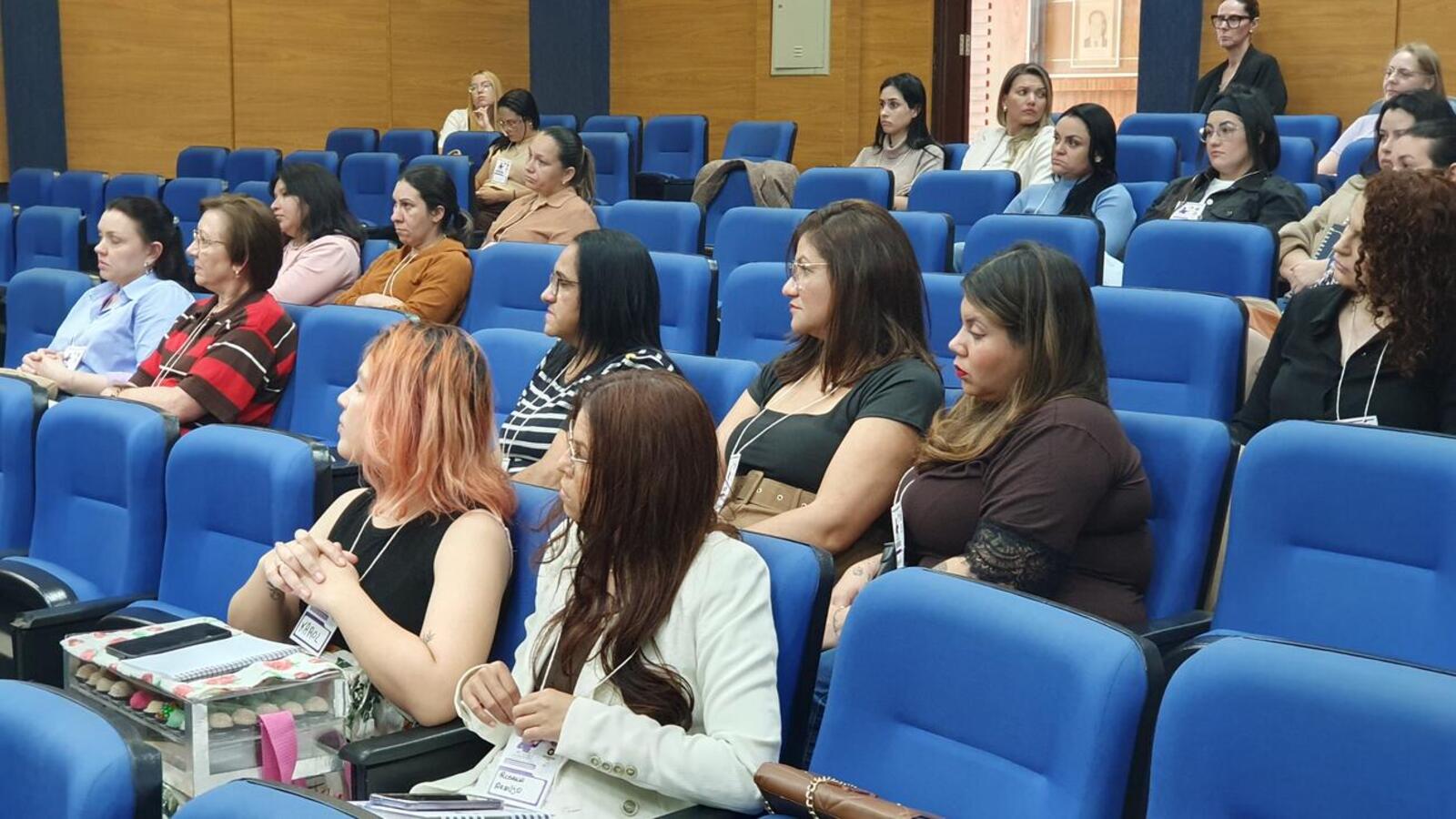 Formação reúne mulheres para atividades sobre empoderamento, empreendedorismo e carreira, com 24 horas de atividades presenciais e virtuais