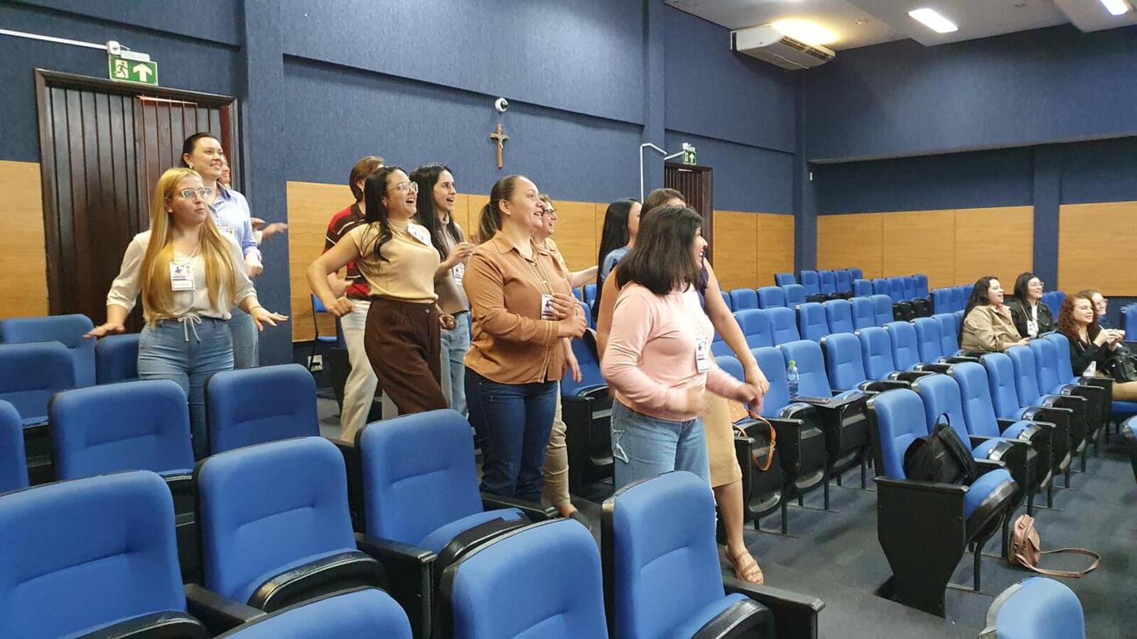Formação reúne mulheres para atividades sobre empoderamento, empreendedorismo e carreira, com 24 horas de atividades presenciais e virtuais