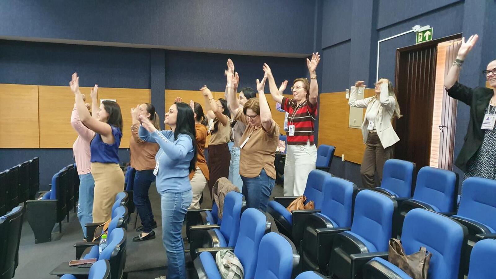Formação reúne mulheres para atividades sobre empoderamento, empreendedorismo e carreira, com 24 horas de atividades presenciais e virtuais