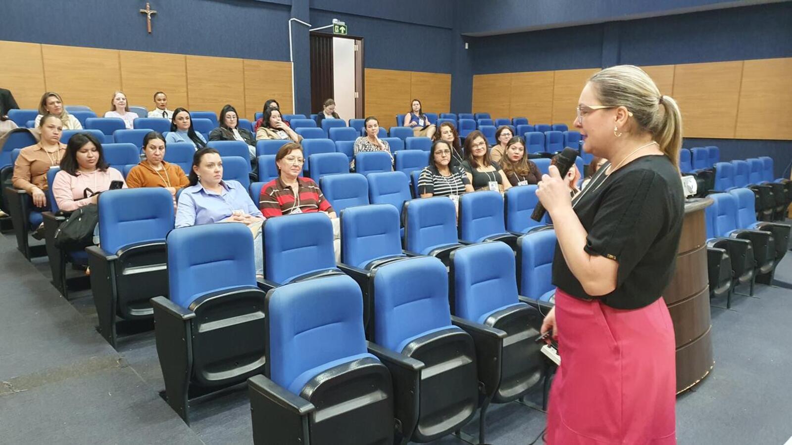 Formação reúne mulheres para atividades sobre empoderamento, empreendedorismo e carreira, com 24 horas de atividades presenciais e virtuais