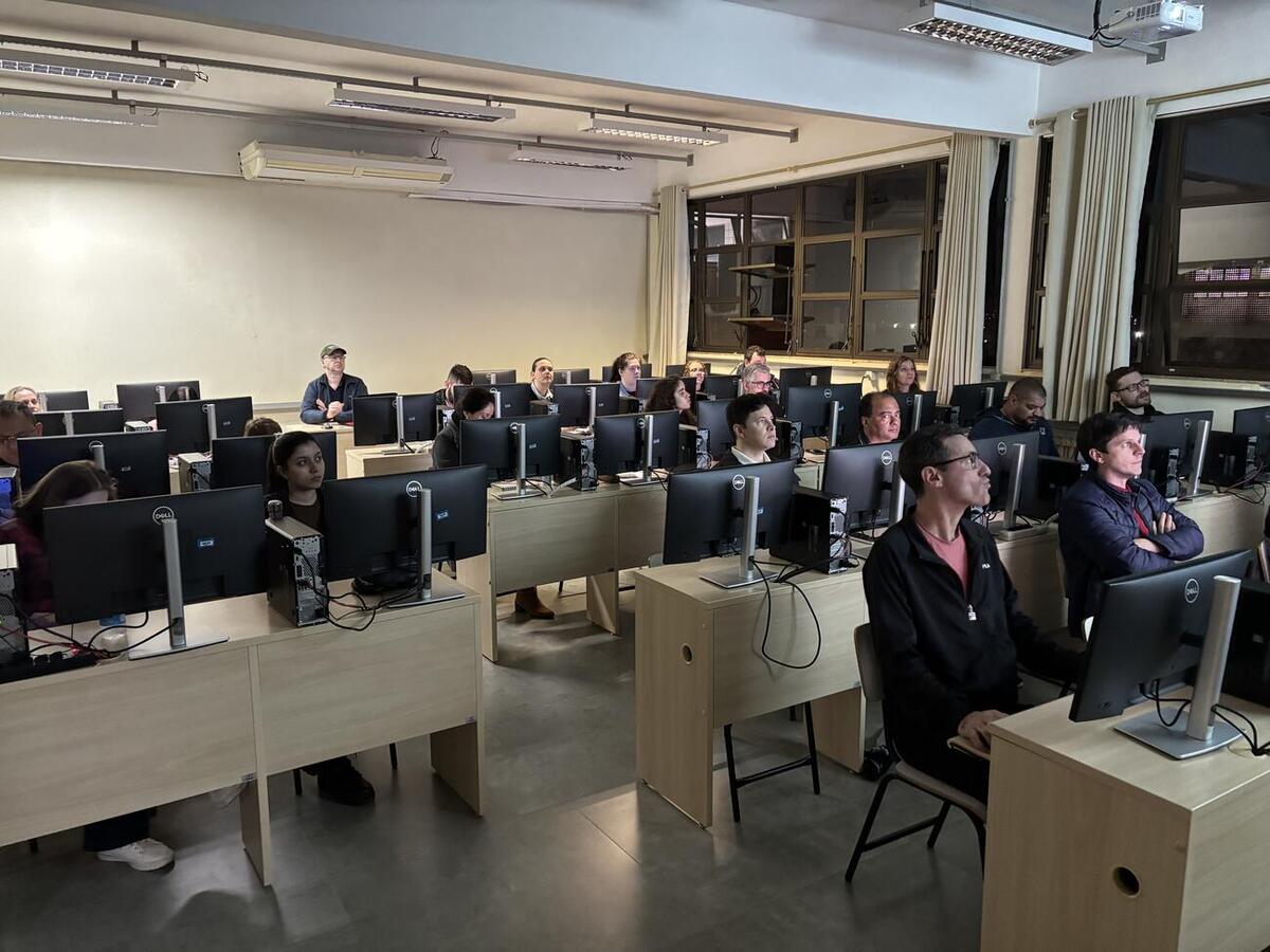 Curso reúne aproximadamente 20 servidores e terá 10 encontros, com carga horária total de 32 horas-aula