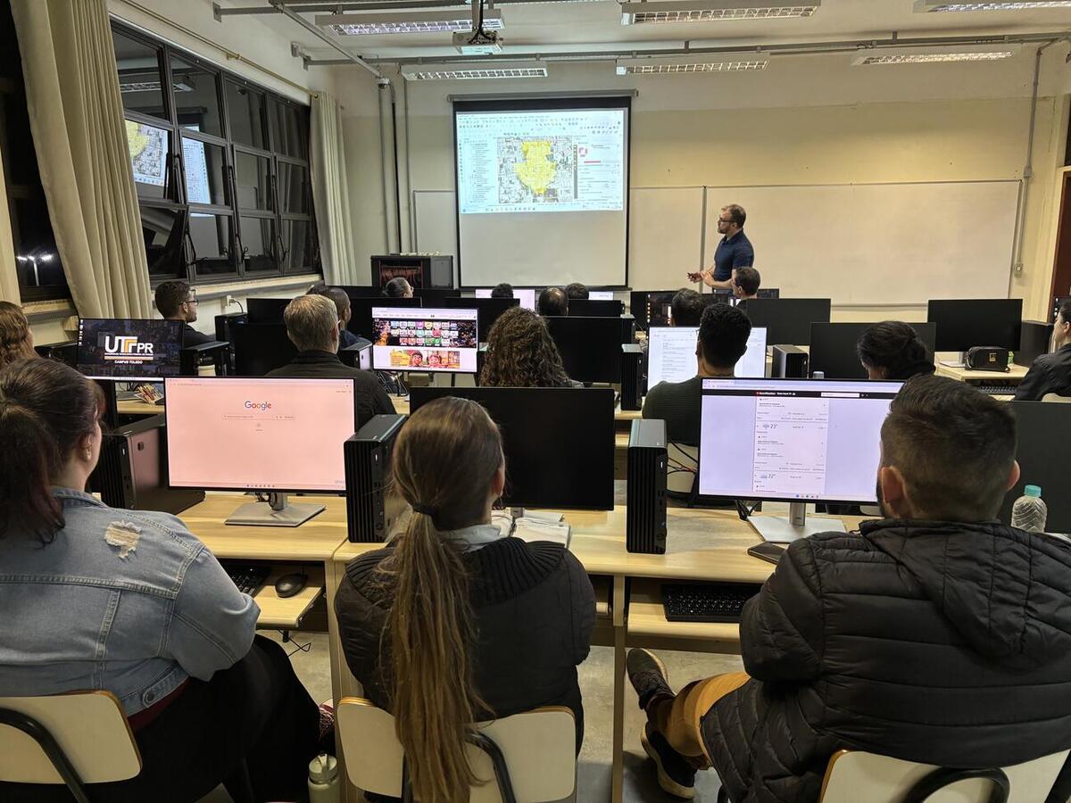 Curso reúne aproximadamente 20 servidores e terá 10 encontros, com carga horária total de 32 horas-aula