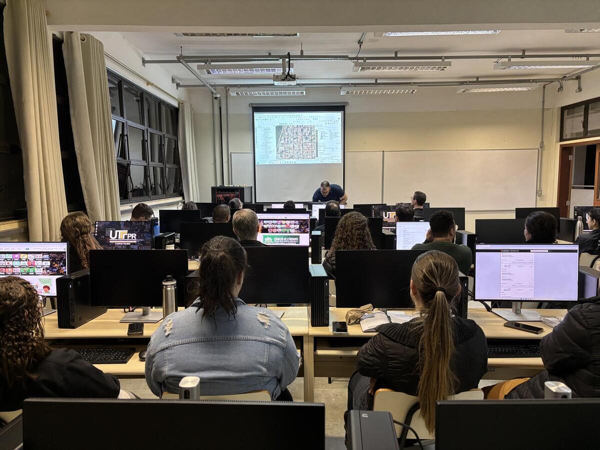 Curso reúne aproximadamente 20 servidores e terá 10 encontros, com carga horária total de 32 horas-aula