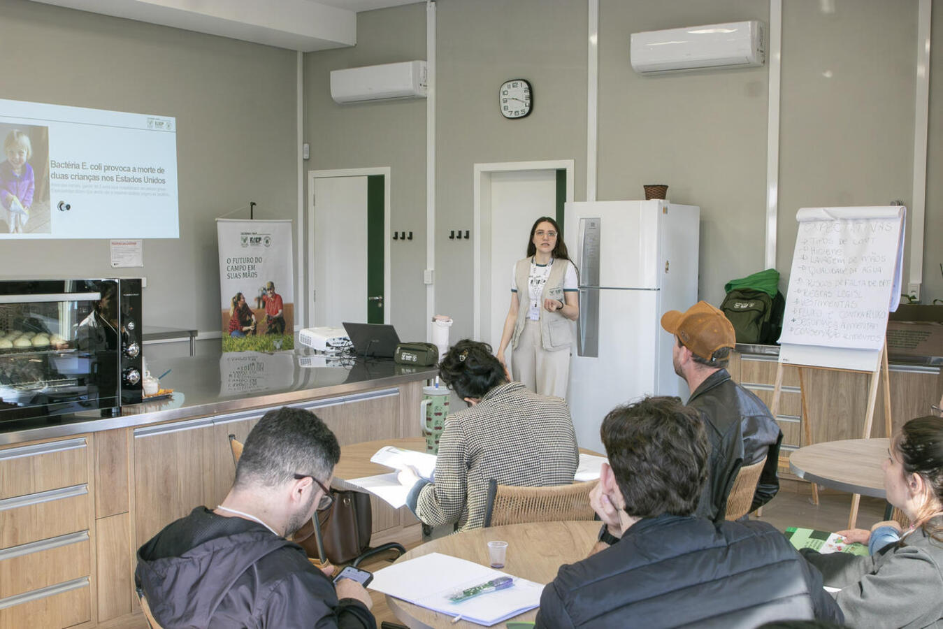 Capacitação nesta terça (1º), no Sindicato Rural de Toledo, proporcionou atividades teóricas e práticas a respeito de norma da Agência Nacional de Vigilância Sanitária