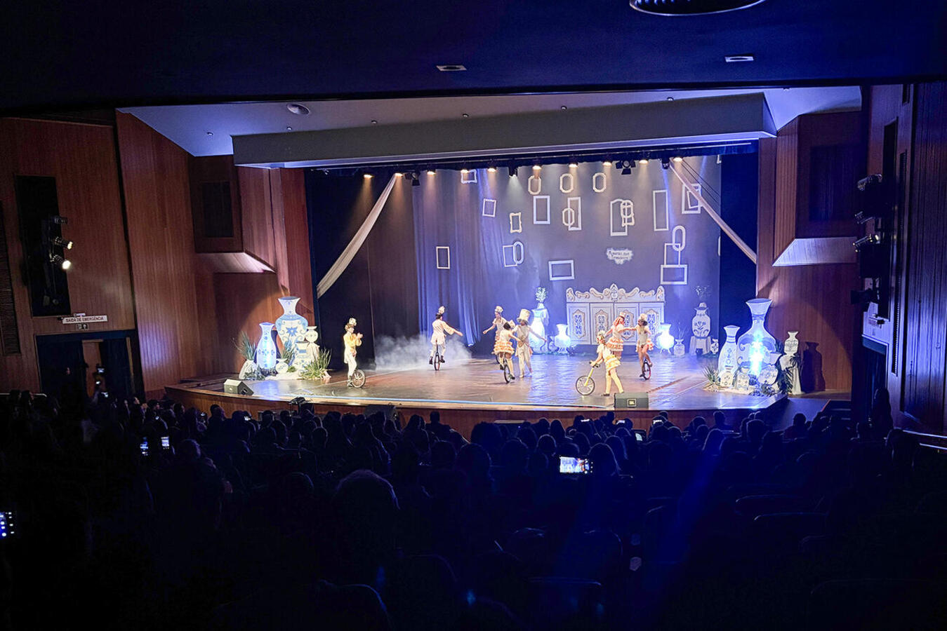 Espetáculo foi encenado esta terça (8); programação segue até sexta (11), no Teatro Municipal, com apresentações de grupos de várias cidades do Paraná