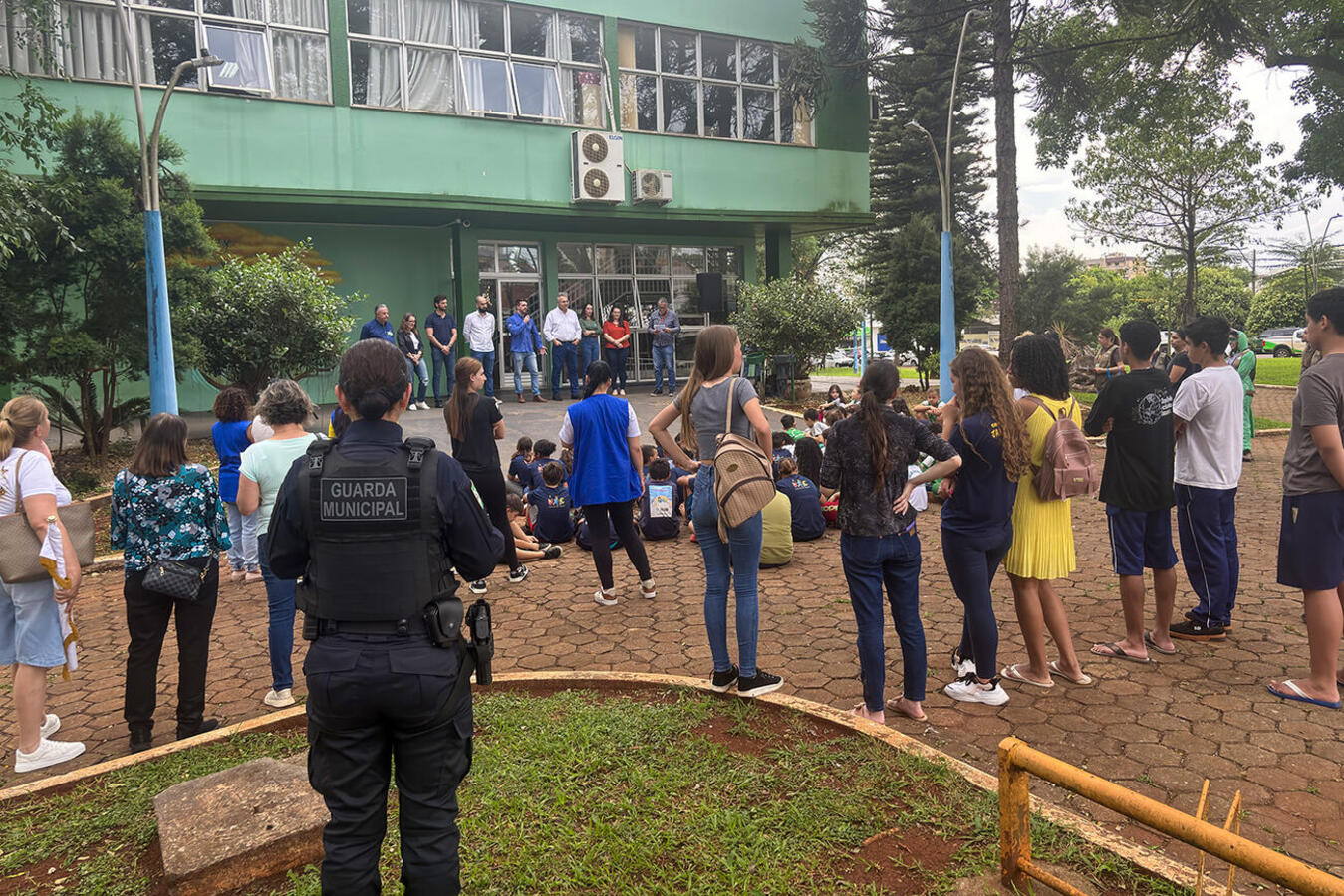 Denominado “Entre Árvores”, evento na tarde desta segunda (21) foi promovido por três secretarias municipais (Meio Ambiente, Educação e Cultura) com apoio do IAT