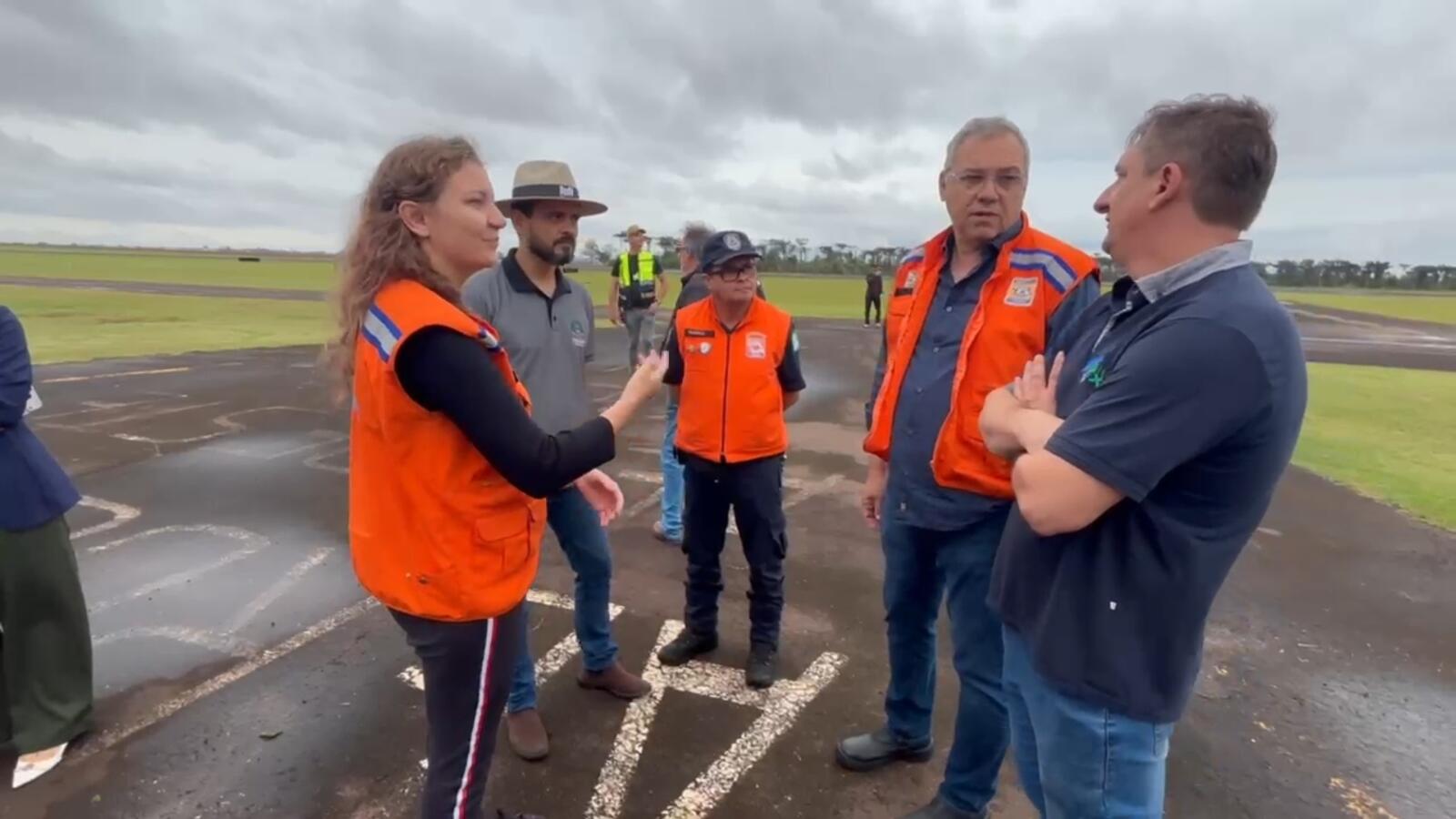 Hangares foram destruídos no aeroporto municipal e houve quedas de árvores, postes e fiação em localidades do interior e distritos