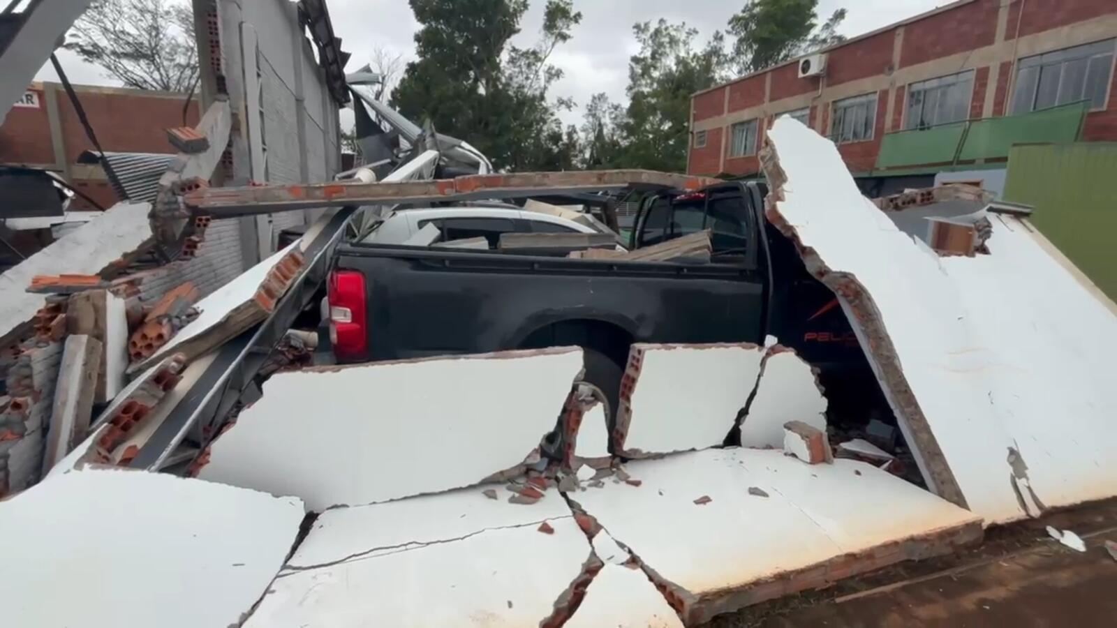 Hangares foram destruídos no aeroporto municipal e houve quedas de árvores, postes e fiação em localidades do interior e distritos