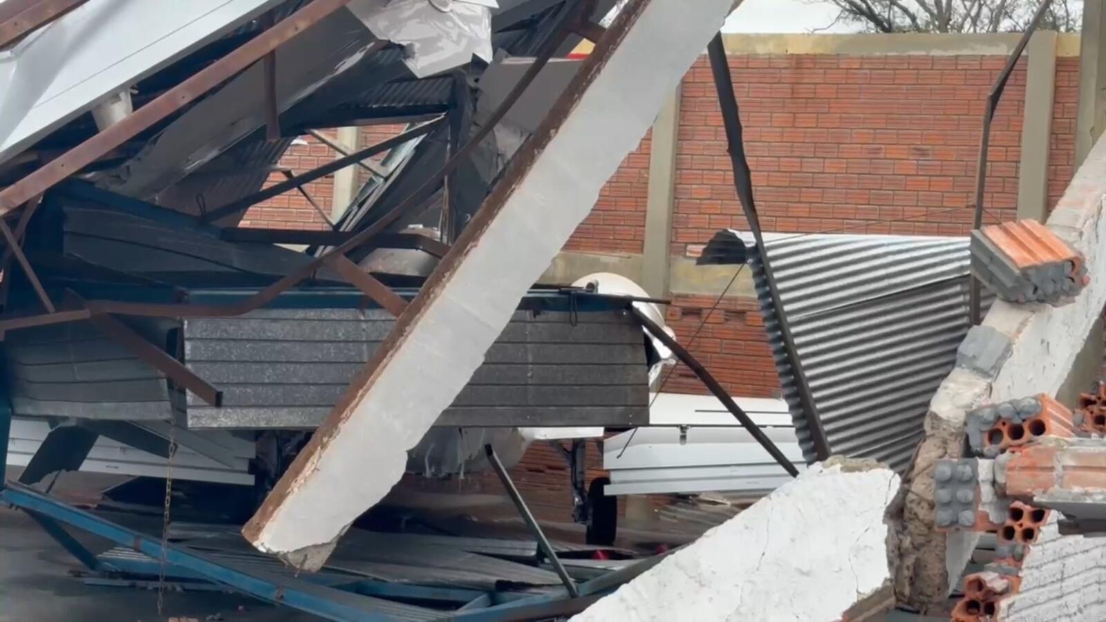 Hangares foram destruídos no aeroporto municipal e houve quedas de árvores, postes e fiação em localidades do interior e distritos