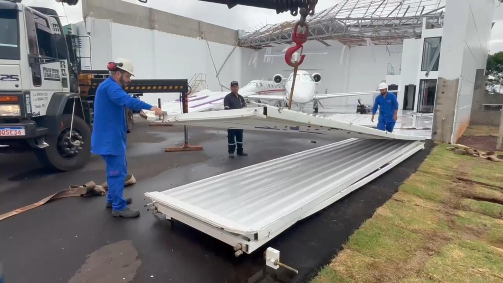 Hangares foram destruídos no aeroporto municipal e houve quedas de árvores, postes e fiação em localidades do interior e distritos