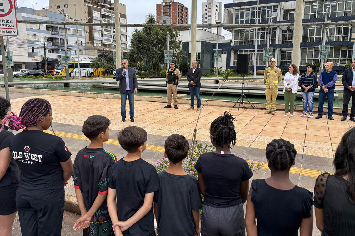 Início da programação cívica ocorreu na manhã desta terça (1º) em solenidade com execução do hino nacional, hasteamento de bandeiras e apresentação artística