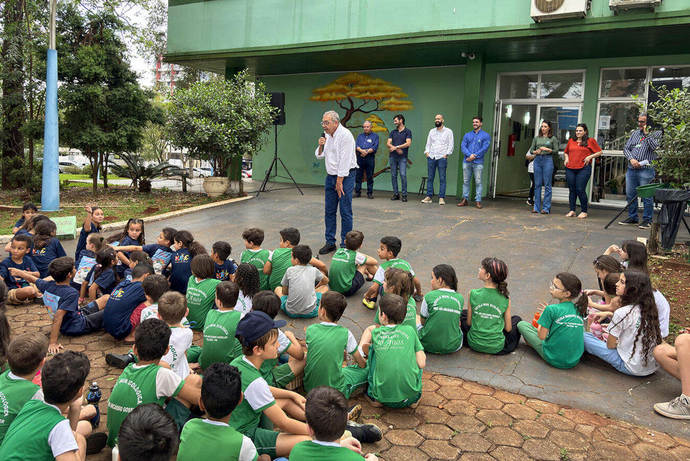 Denominado “Entre Árvores”, evento na tarde desta segunda (21) foi promovido por três secretarias municipais (Meio Ambiente, Educação e Cultura) com apoio do IAT