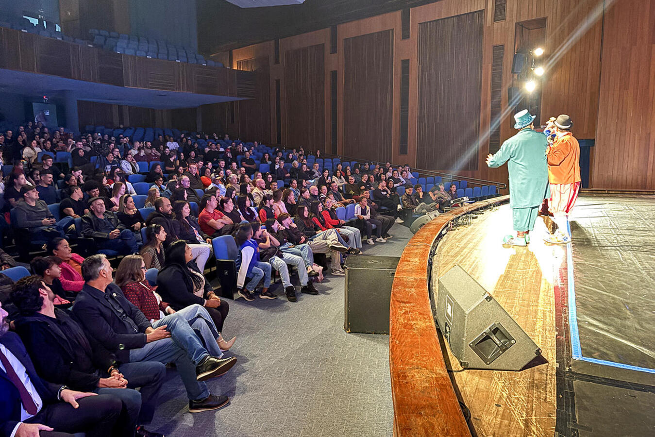 Espetáculo foi encenado esta terça (8); programação segue até sexta (11), no Teatro Municipal, com apresentações de grupos de várias cidades do Paraná