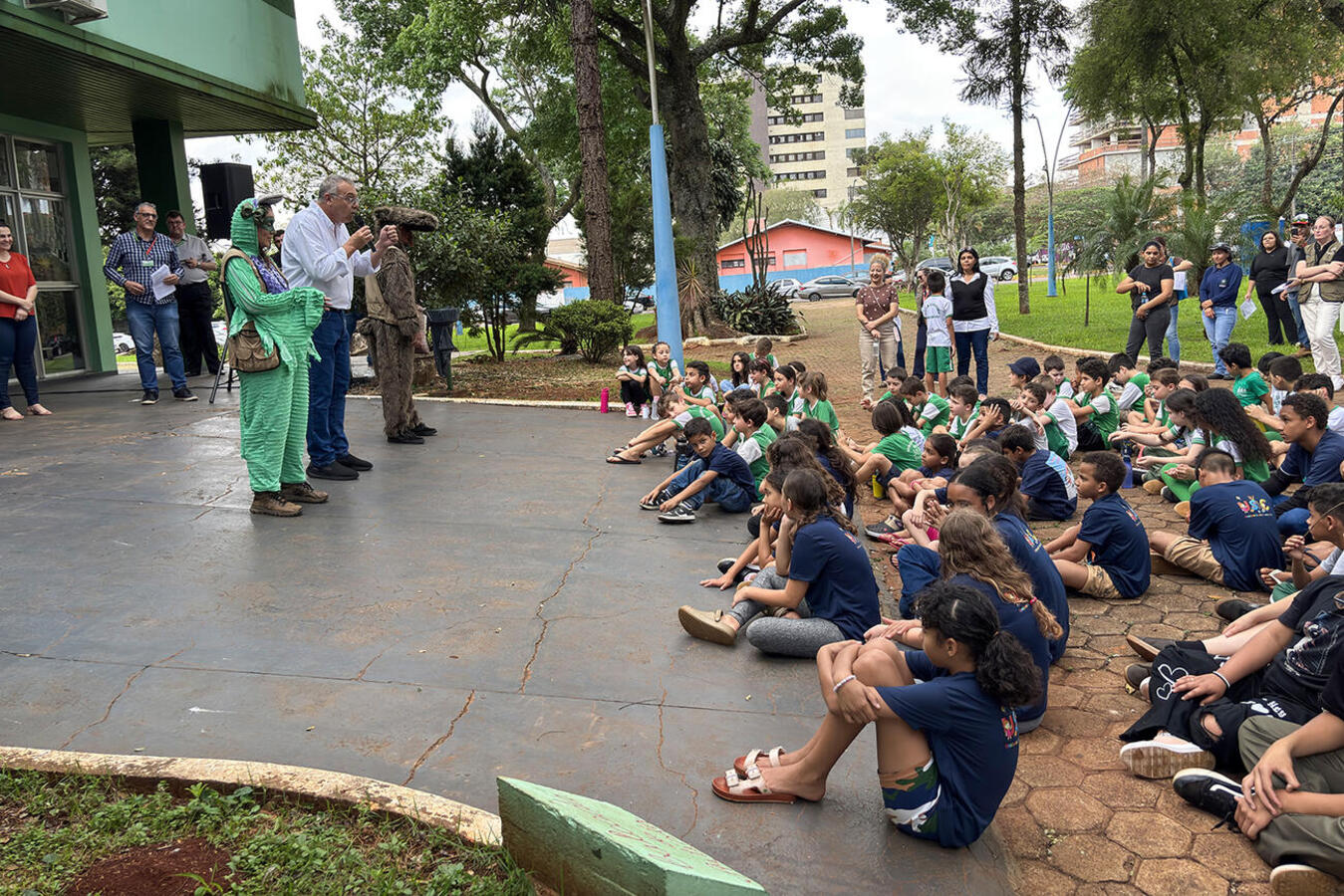 Denominado “Entre Árvores”, evento na tarde desta segunda (21) foi promovido por três secretarias municipais (Meio Ambiente, Educação e Cultura) com apoio do IAT