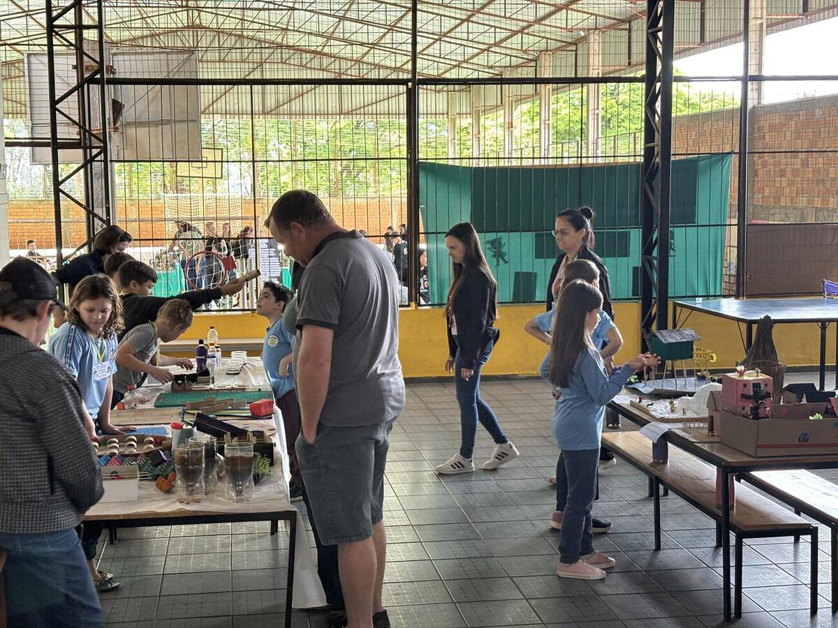 Estudantes do Infantil 4 ao 5º ano apresentaram às famílias projetos desenvolvidos ao longo do ano, envolvendo diferentes áreas do conhecimento