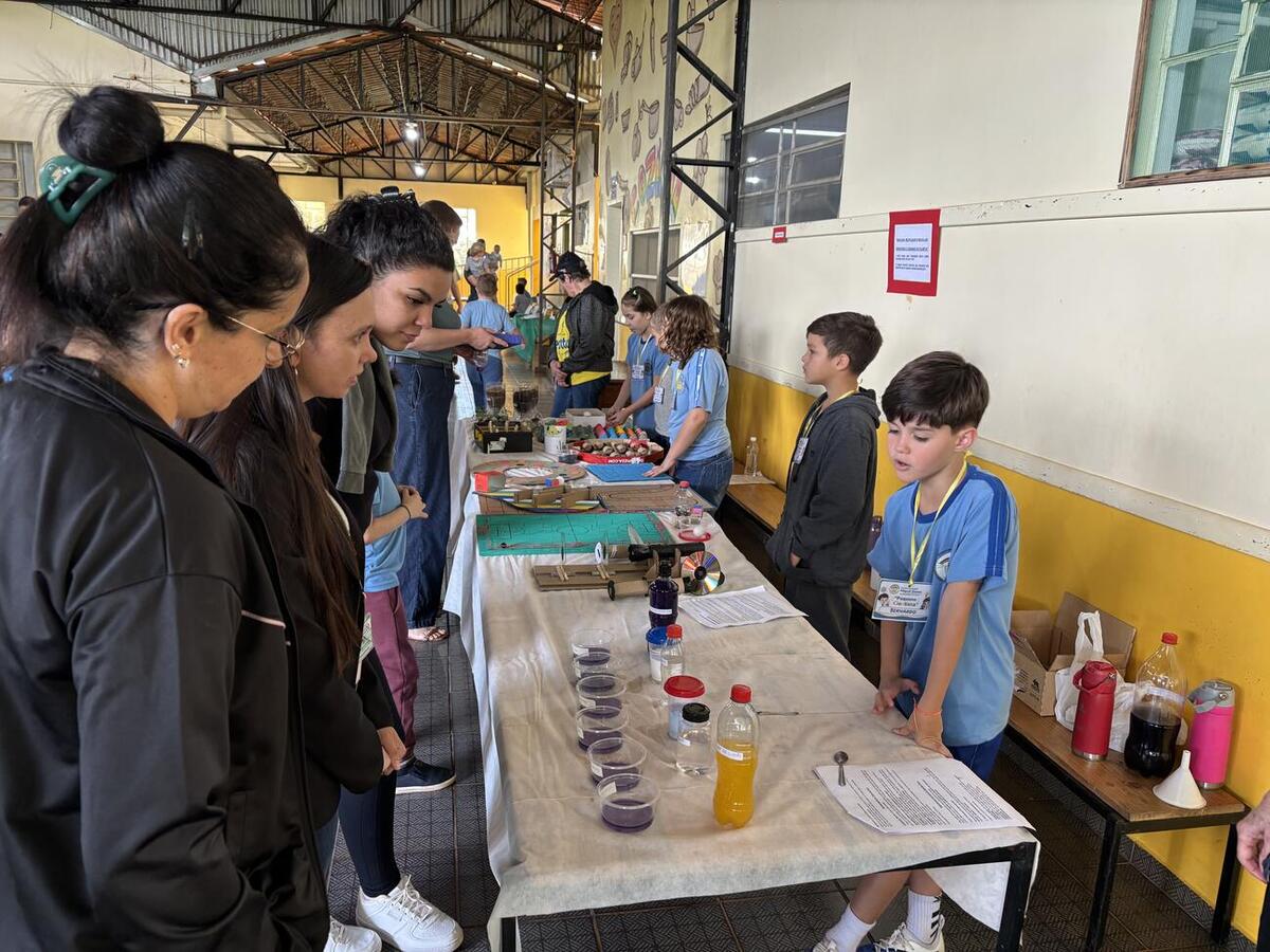 Estudantes do Infantil 4 ao 5º ano apresentaram às famílias projetos desenvolvidos ao longo do ano, envolvendo diferentes áreas do conhecimento