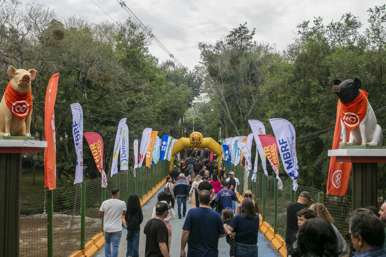 Evento realizado no Clube Caça e Pesca contou com 289 porcos assados, participação da imprensa, reforço na segurança e premiação dos participantes