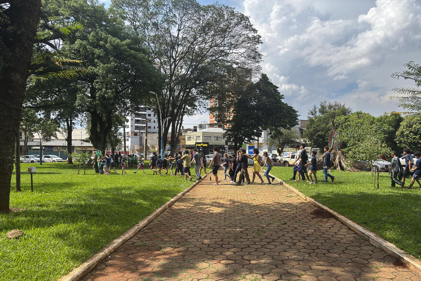 Denominado “Entre Árvores”, evento na tarde desta segunda (21) foi promovido por três secretarias municipais (Meio Ambiente, Educação e Cultura) com apoio do IAT
