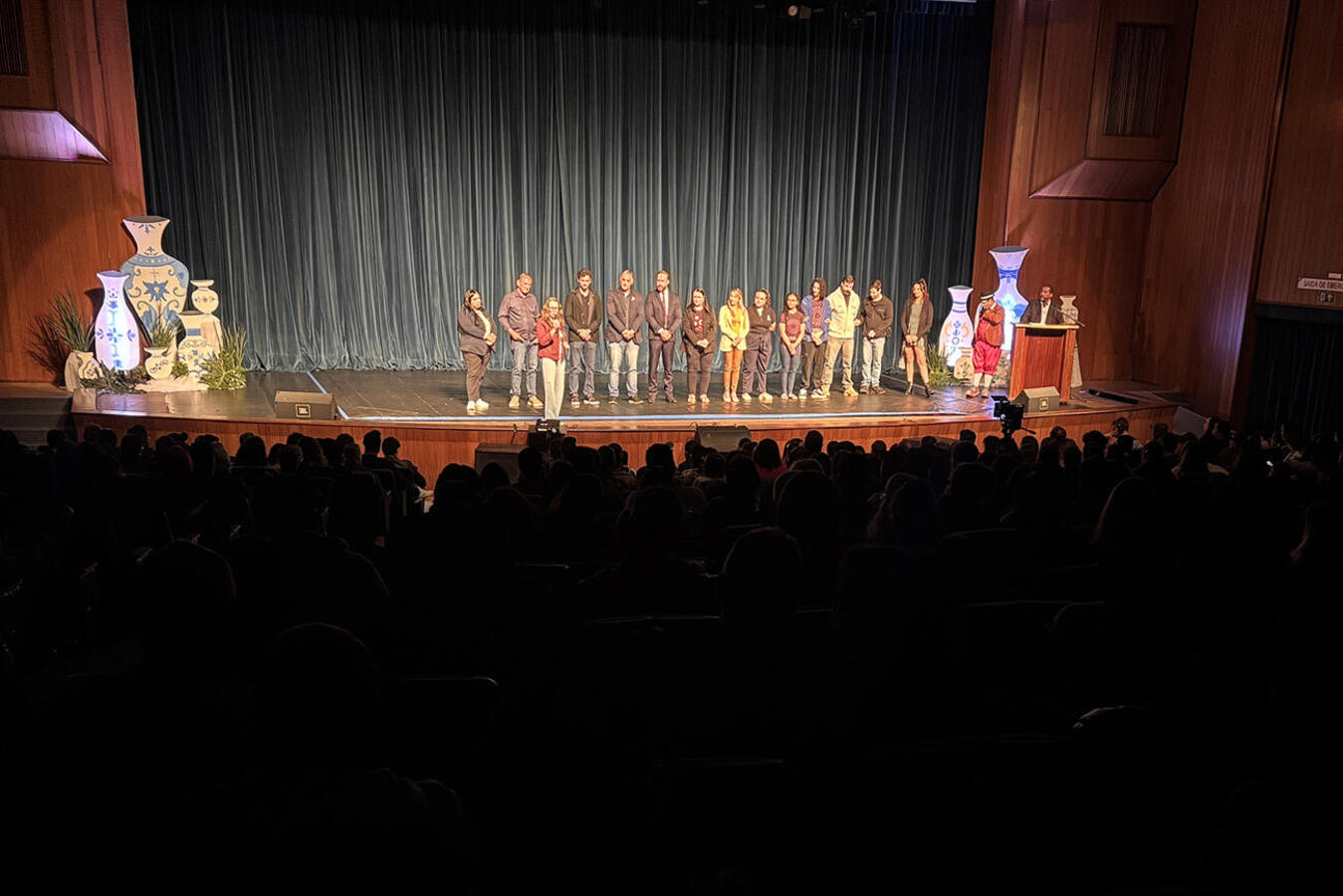 Espetáculo foi encenado esta terça (8); programação segue até sexta (11), no Teatro Municipal, com apresentações de grupos de várias cidades do Paraná