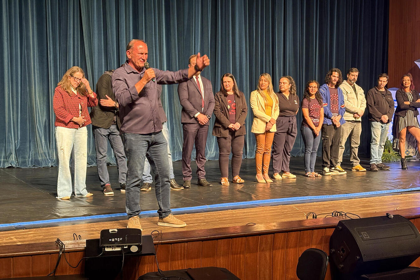 Espetáculo foi encenado esta terça (8); programação segue até sexta (11), no Teatro Municipal, com apresentações de grupos de várias cidades do Paraná